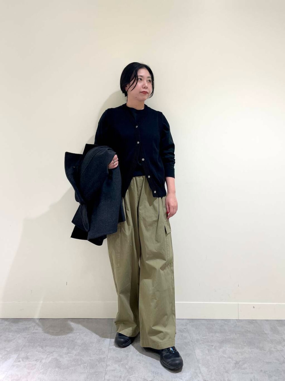 グリーン系のその他パンツ、ブラック系のベスト、グレー系のピーコートを着用したレディースの冬コーディネートの4枚目の写真