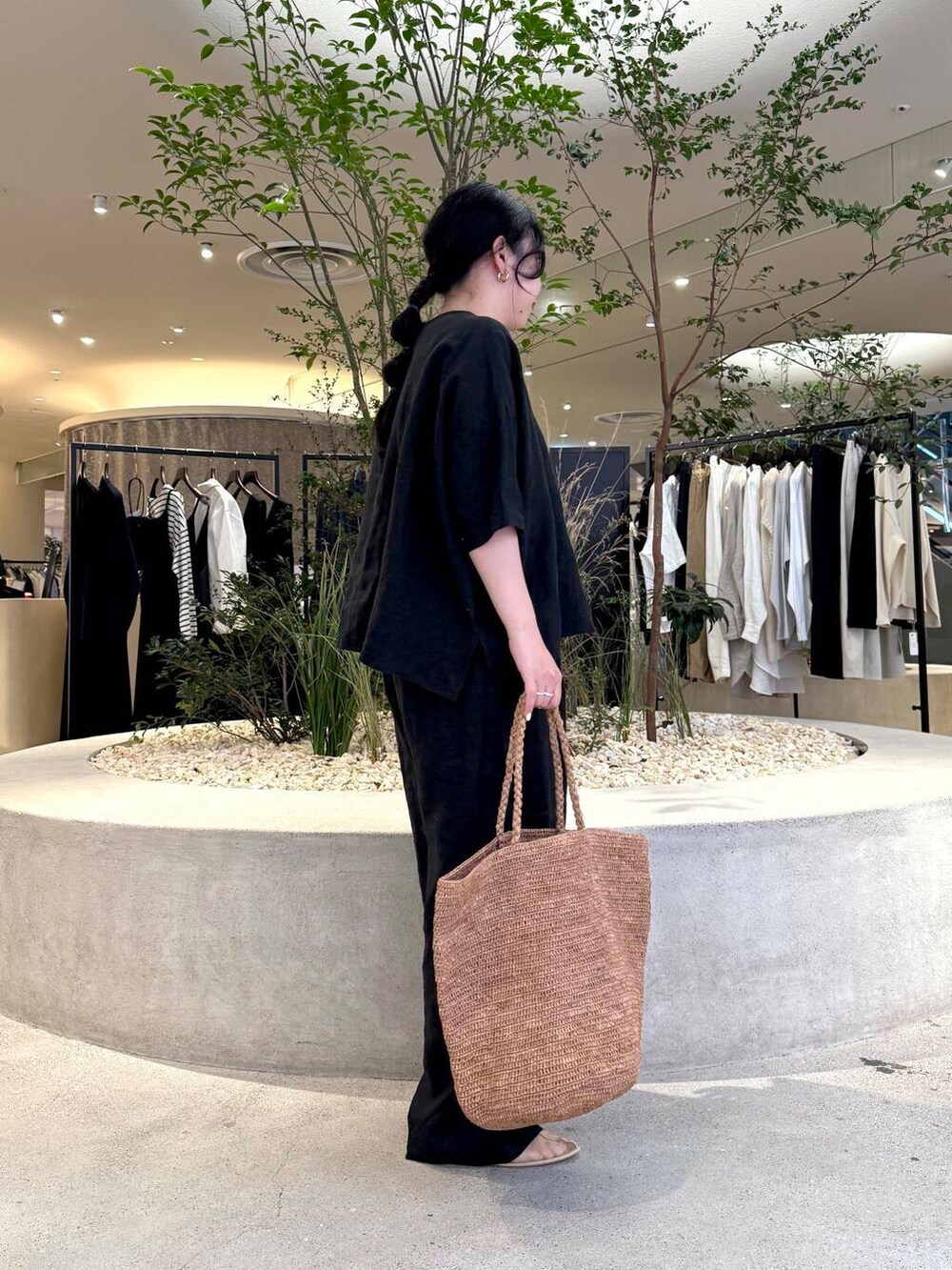 「かぐれ、雨の日コーデ、newarrival、休日スタイル、旅行コーデ、骨格ストレート、イエベ秋、ストレート×イエベ秋、即戦力ブラウスコーデ、スタッフのこれ買いました、ストレート×カジュアル、シンプルスタイル、オトナカジュアル、かごバッグ、ブラック」｜「かぐれのリネンイージーパンツ（その他パンツ、ブラック系）」を使った、sakaiさん（レディース・160cm）の春コーディネートの3枚目の写真