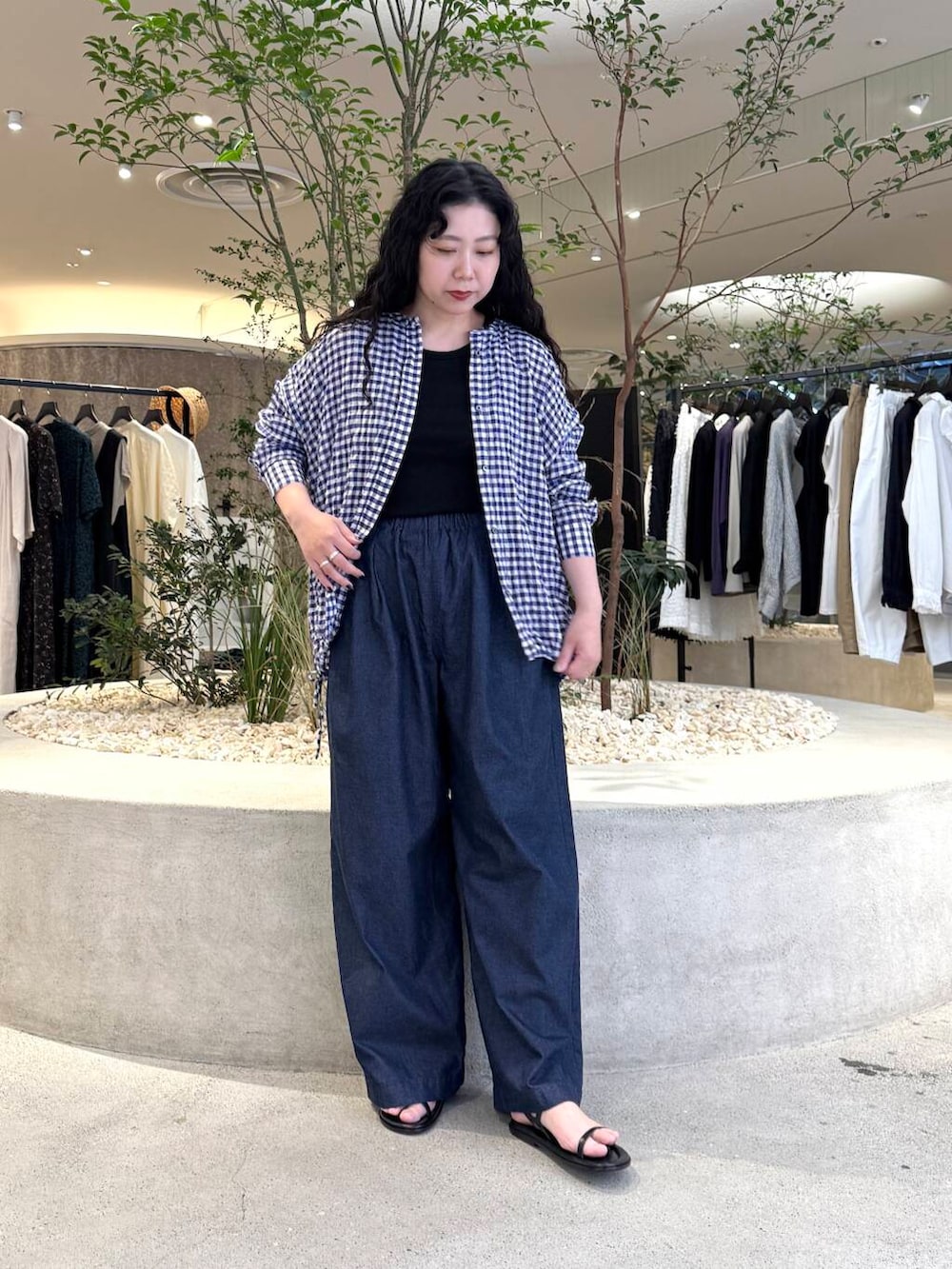 「かぐれ、newarrival、骨格ストレート、イエベ秋、ストレート×イエベ秋、ストレート×カジュアル、初夏パンツ、柄シャツ、デニム、サンダル、楽チンコーデ、オトナカジュアル、カラーコーデ、ギンガムチェック」｜「CORSO ROMA，9のCORSO ROMA, 9　STRAP SANDAL（サンダル、ブラック系）」を使った、sakaiさん（レディース・160cm）の春コーディネートの4枚目の写真