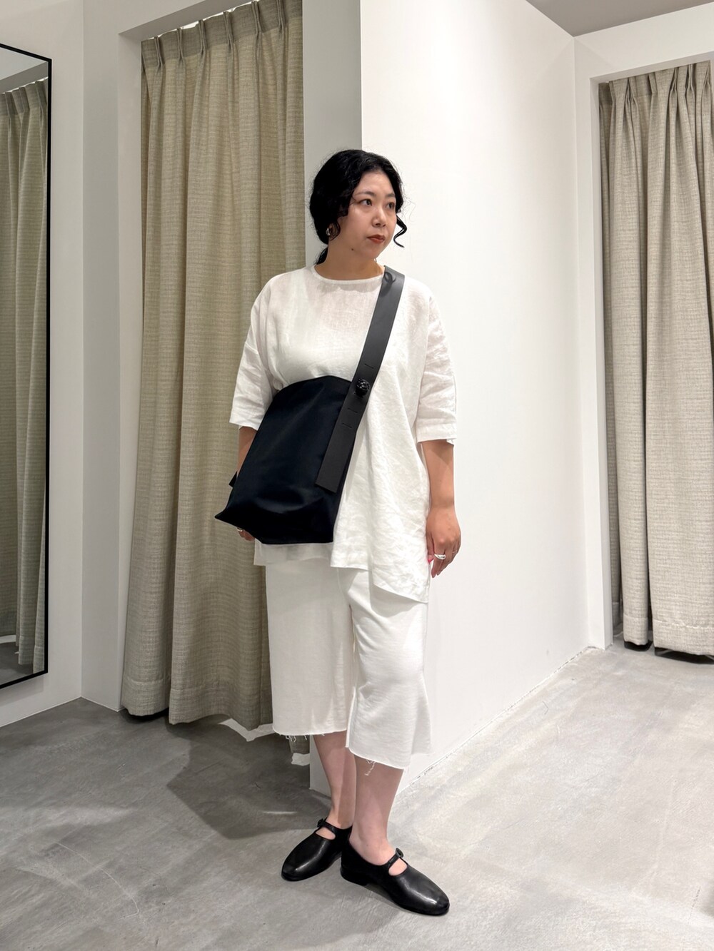 ホワイト系のシャツ/ブラウス、ブラック系のショルダーバッグ、ホワイト系のその他パンツを着用したレディースの夏コーディネートの5枚目の写真