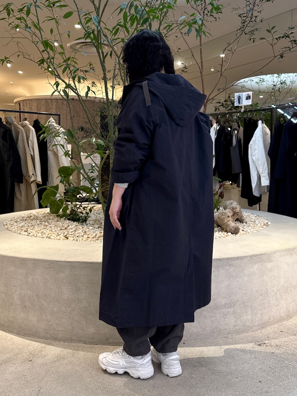 ブルー系のその他アウター、ベージュ系のスウェット、グレー系のその他パンツを着用したレディースの冬コーディネートの3枚目の写真