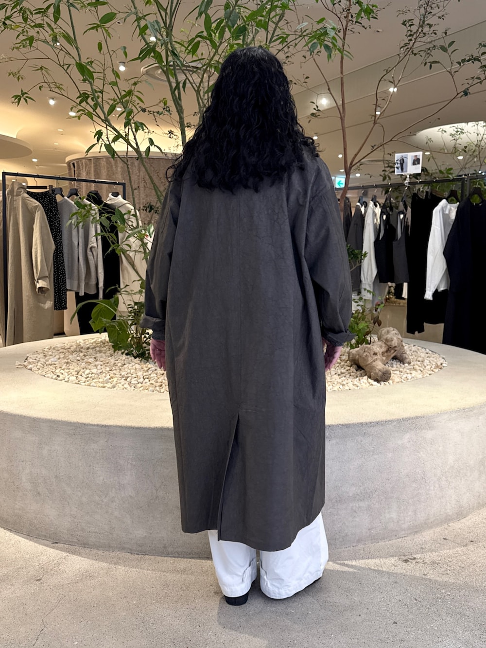 グレー系のニット/セーター、グレー系のその他アウター、ホワイト系のその他パンツを着用したレディースの冬コーディネートの3枚目の写真