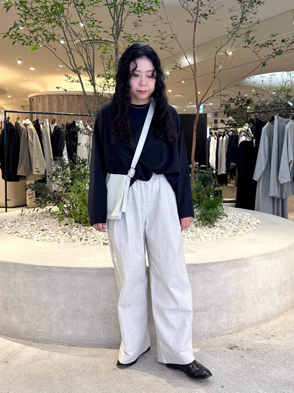 ホワイト系のショルダーバッグ、グレー系のその他パンツ、ブラック系のトップスを着用したレディースの秋コーディネートの5枚目の写真