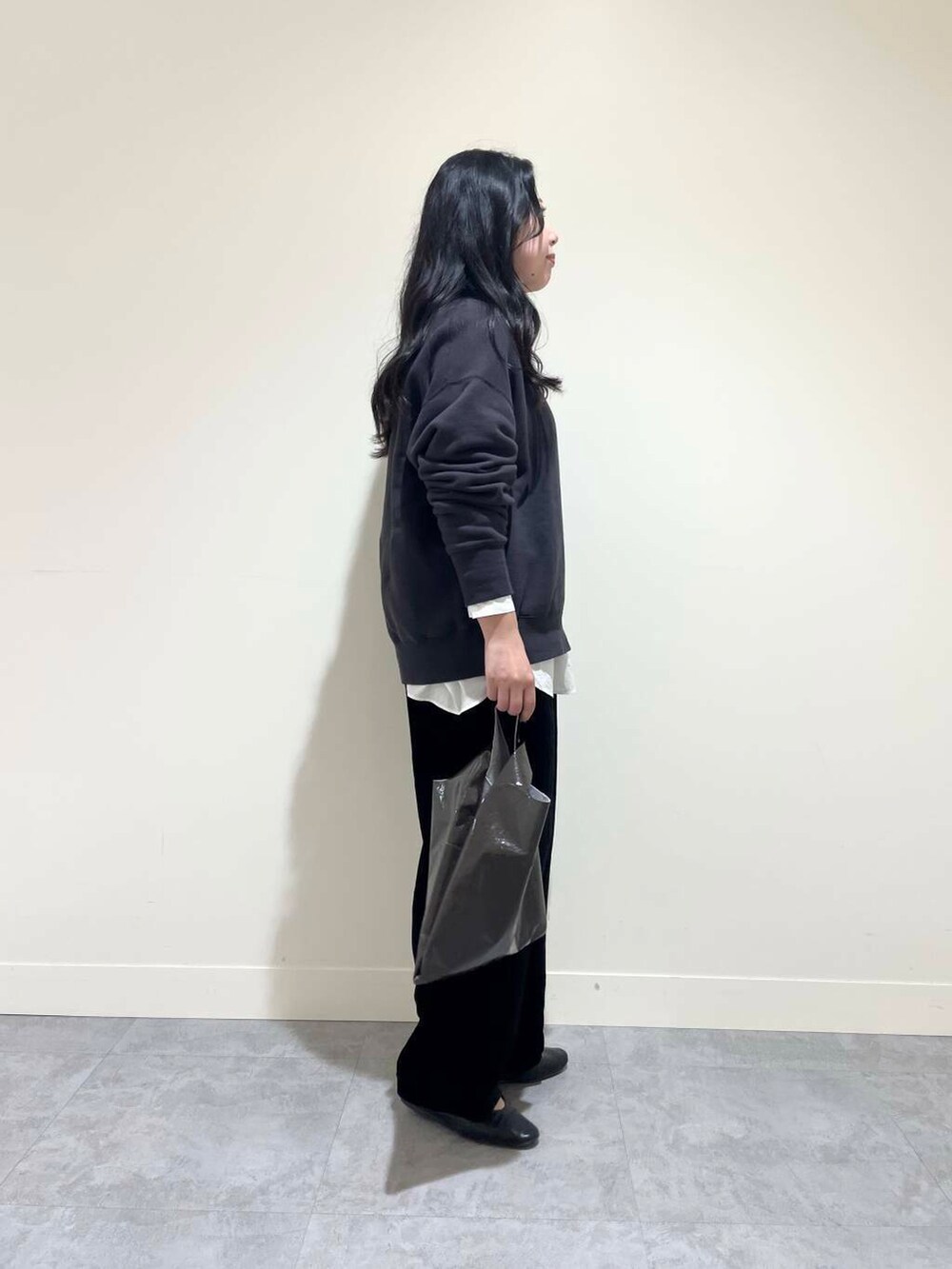 ブラック系のその他パンツ、グレー系のスウェット、ホワイト系のシャツ/ブラウスを着用したレディースの秋コーディネートの2枚目の写真