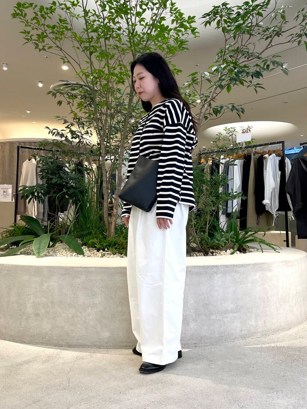 ホワイト系のその他パンツ、ブラック系のTシャツ/カットソーを着用したレディースの秋コーディネートの2枚目の写真