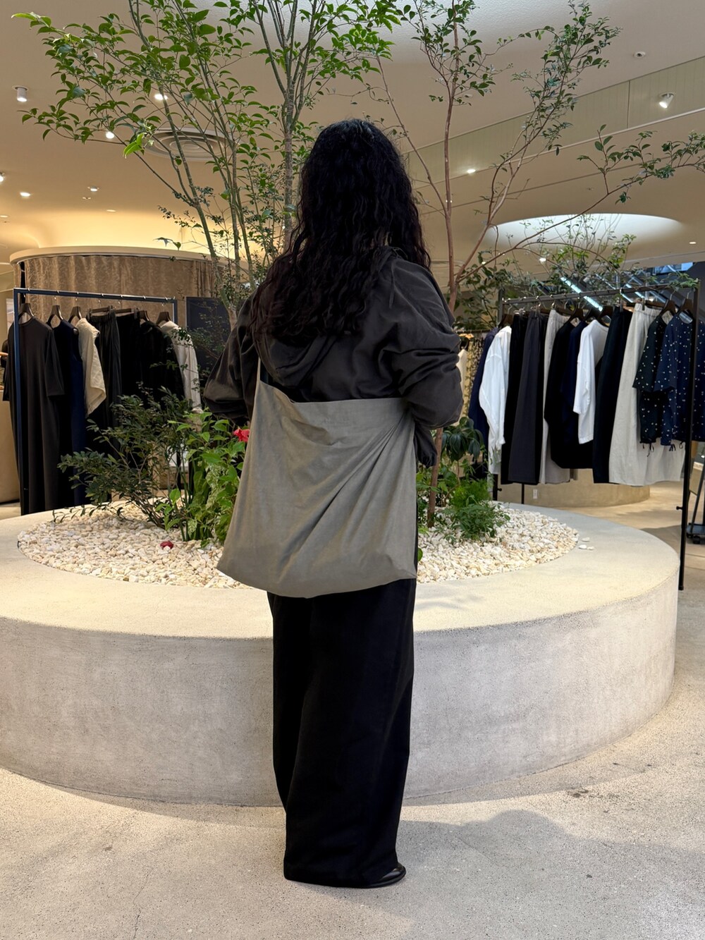 ブラック系のサロペット/オーバーオール、ブラック系のシャツ/ブラウス、グレー系のショルダーバッグを着用したレディースの夏コーディネートの6枚目の写真