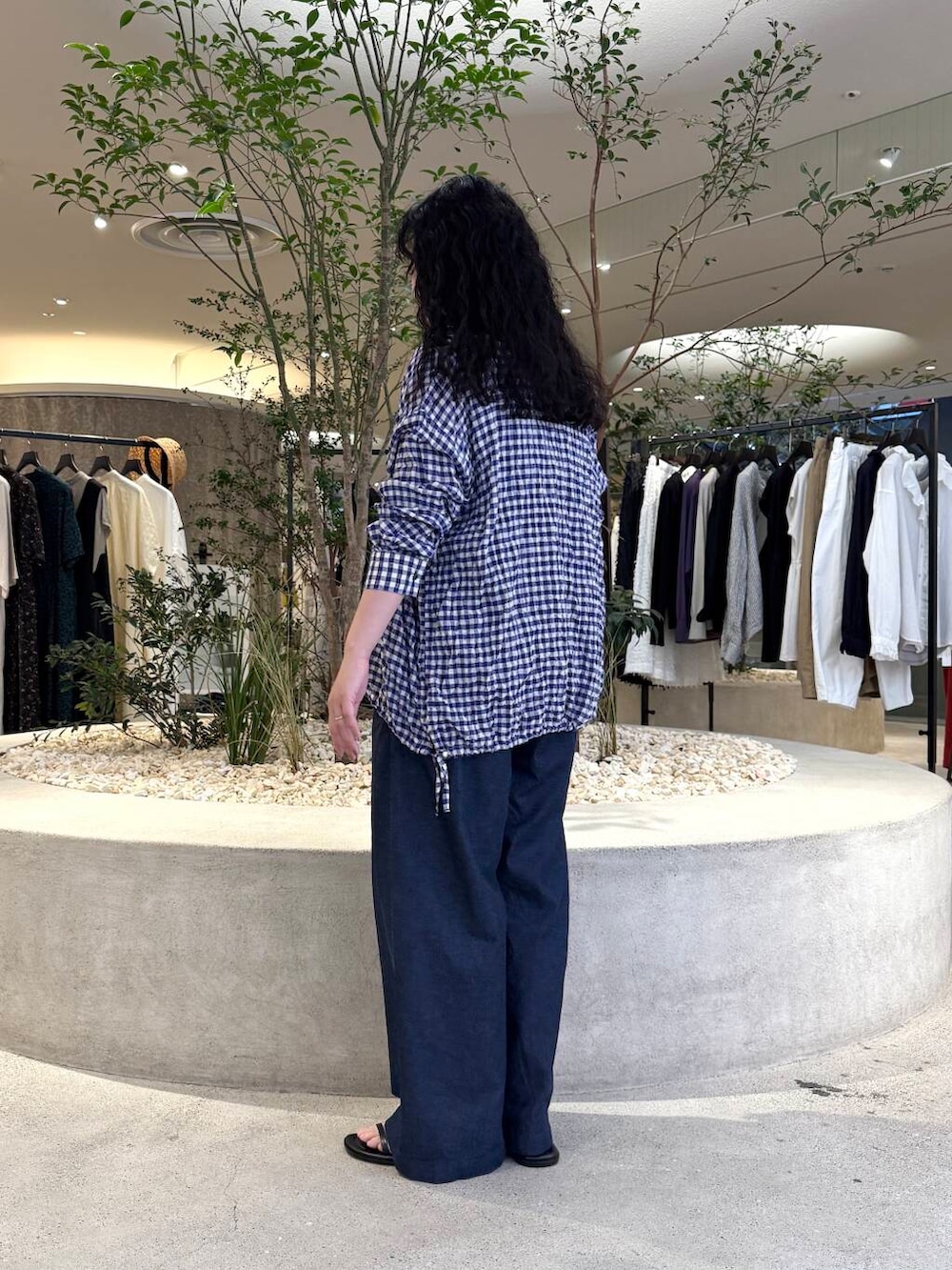 「かぐれ、newarrival、骨格ストレート、イエベ秋、ストレート×イエベ秋、ストレート×カジュアル、初夏パンツ、柄シャツ、デニム、サンダル、楽チンコーデ、オトナカジュアル、カラーコーデ、ギンガムチェック」｜「CORSO ROMA，9のCORSO ROMA, 9　STRAP SANDAL（サンダル、ブラック系）」を使った、sakaiさん（レディース・160cm）の春コーディネートの3枚目の写真