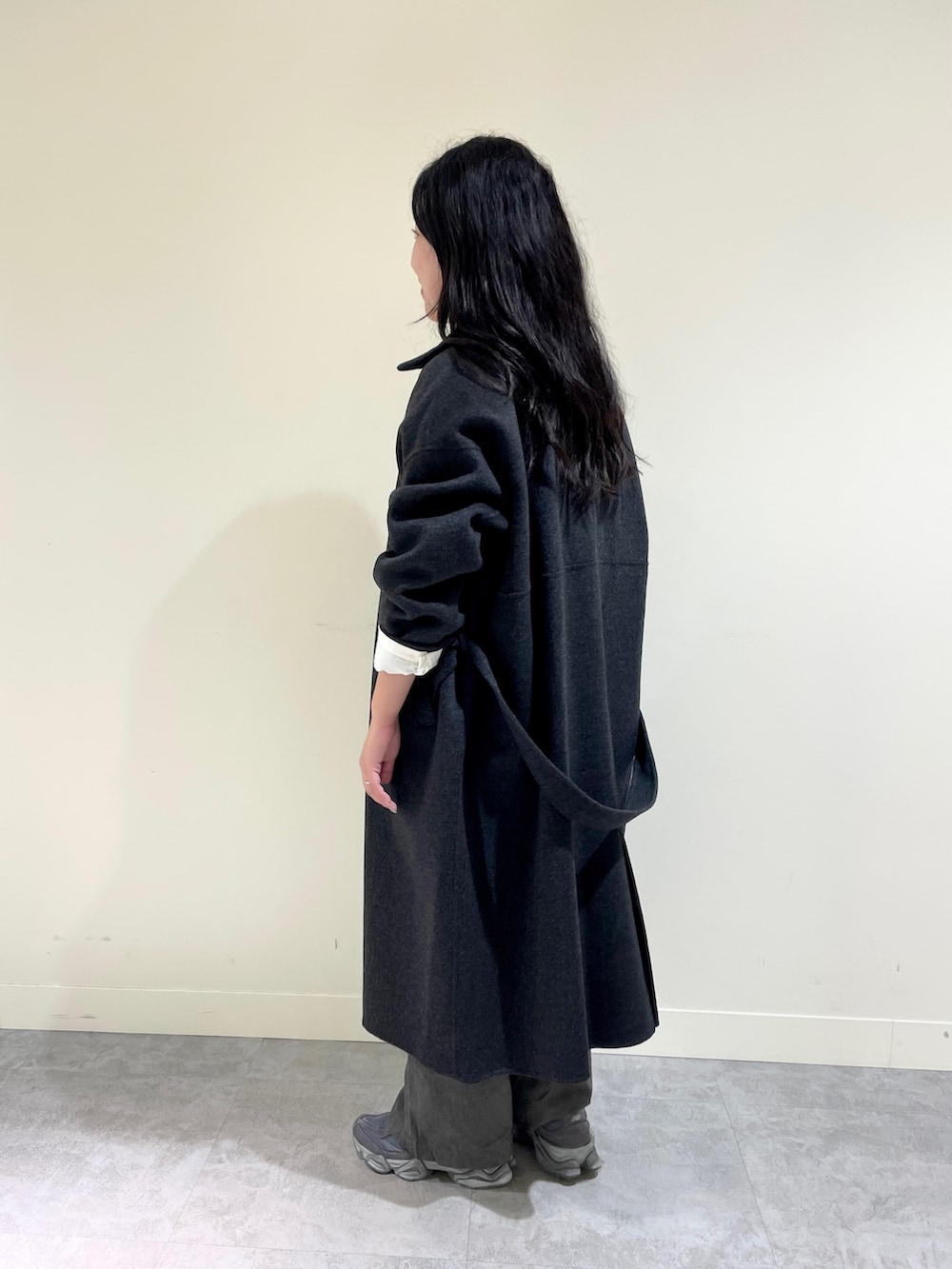 ホワイト系のシャツ/ブラウス、グレー系のその他パンツ、ブラック系のステンカラーコートを着用したレディースの秋コーディネートの3枚目の写真