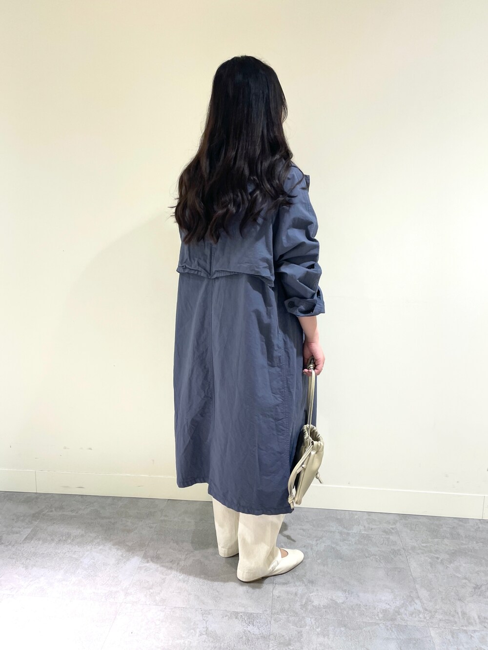 ベージュ系のデニムパンツ、ブルー系のTシャツ/カットソー、ブルー系のジャケット/アウターを着用したレディースの春コーディネートの2枚目の写真