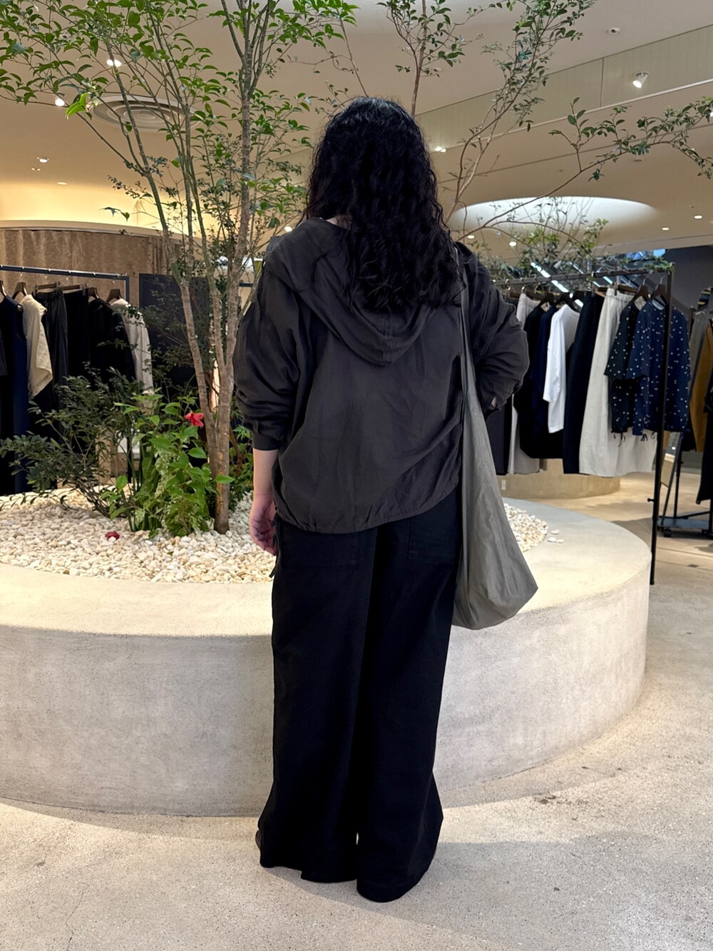 ブラック系のサロペット/オーバーオール、ブラック系のシャツ/ブラウス、グレー系のショルダーバッグを着用したレディースの夏コーディネートの3枚目の写真