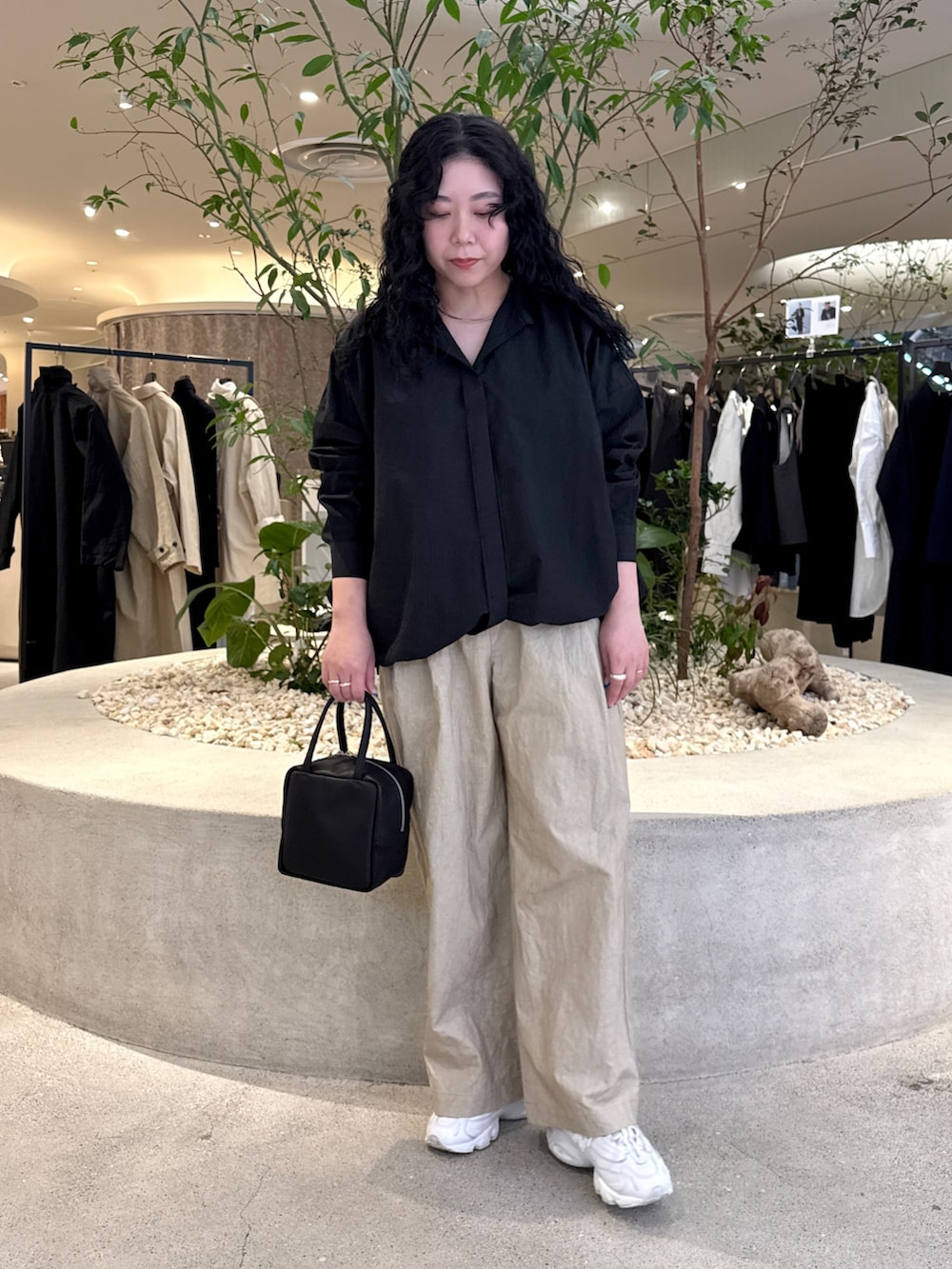 ブラック系のトートバッグ、ブラック系のシャツ/ブラウス、ベージュ系のその他パンツを着用したレディースの冬コーディネートの5枚目の写真