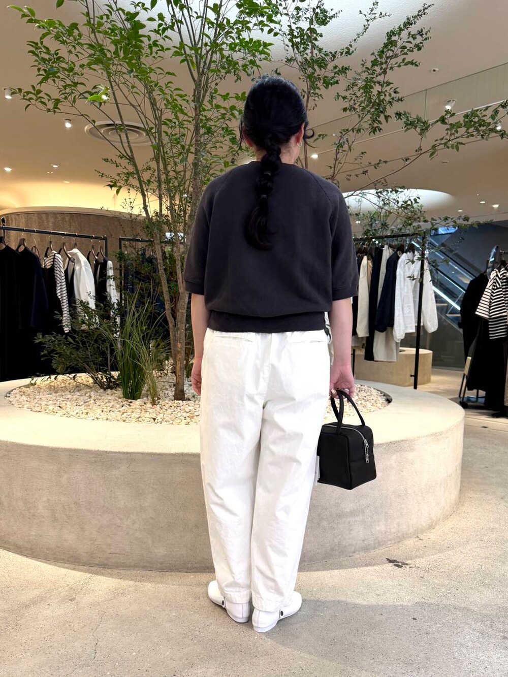 「かぐれ、newarrival、休日スタイル、旅行コーデ、春カラーコーデ、骨格ストレート、イエベ秋、ストレート×イエベ秋、スタッフのこれ買いました、ストレート×カジュアル、大人カジュアル、リラックススタイル、モノトーン」｜「かぐれのコットンクロップドパンツ（その他パンツ、ホワイト系）」を使った、sakaiさん（レディース・160cm）の春コーディネートの3枚目の写真