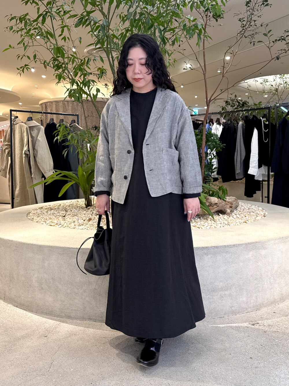 グレー系のその他アウター、ブルー系のワンピース、ブラック系のその他雑貨を着用したレディースの冬コーディネートの4枚目の写真