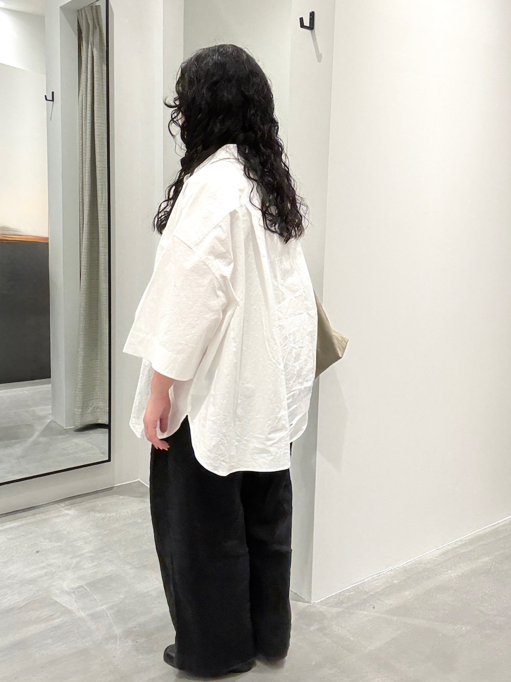ホワイト系のシャツ/ブラウス、ブラック系のその他パンツ、ベージュ系のタンクトップを着用したレディースの春コーディネートの4枚目の写真