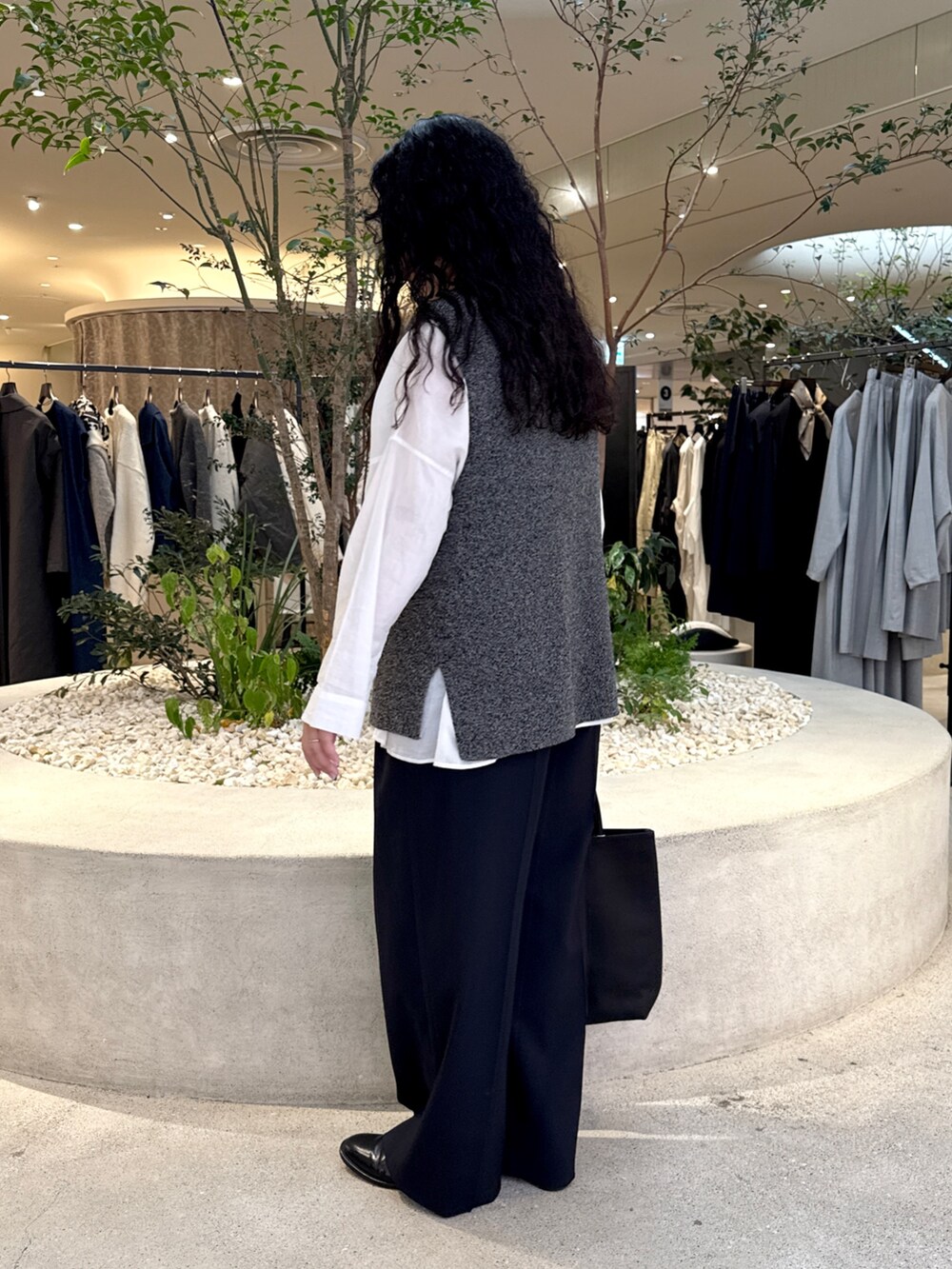 ホワイト系のシャツ/ブラウス、グレー系のニット/セーター、ブルー系のその他パンツを着用したレディースの秋コーディネートの5枚目の写真