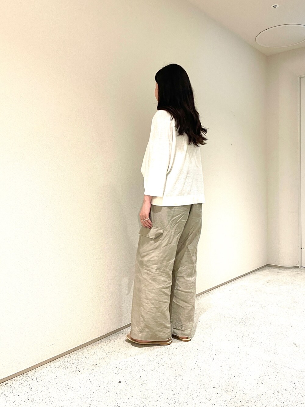 ホワイト系のニット/セーター、ベージュ系のその他パンツを着用したレディースの夏コーディネートの2枚目の写真