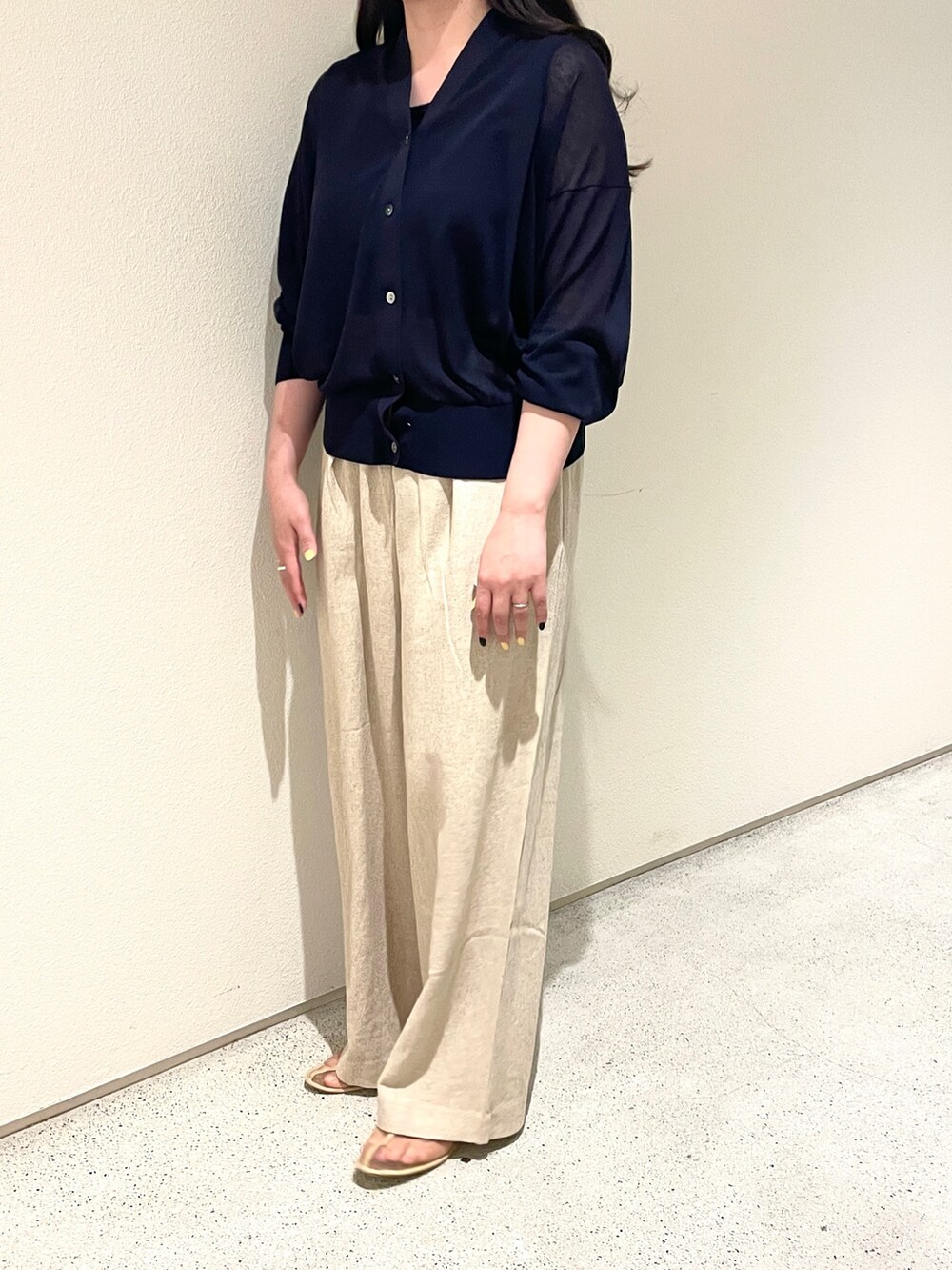 ブルー系のカーディガン/ボレロ、ベージュ系のその他パンツを着用したレディースの夏コーディネートの2枚目の写真