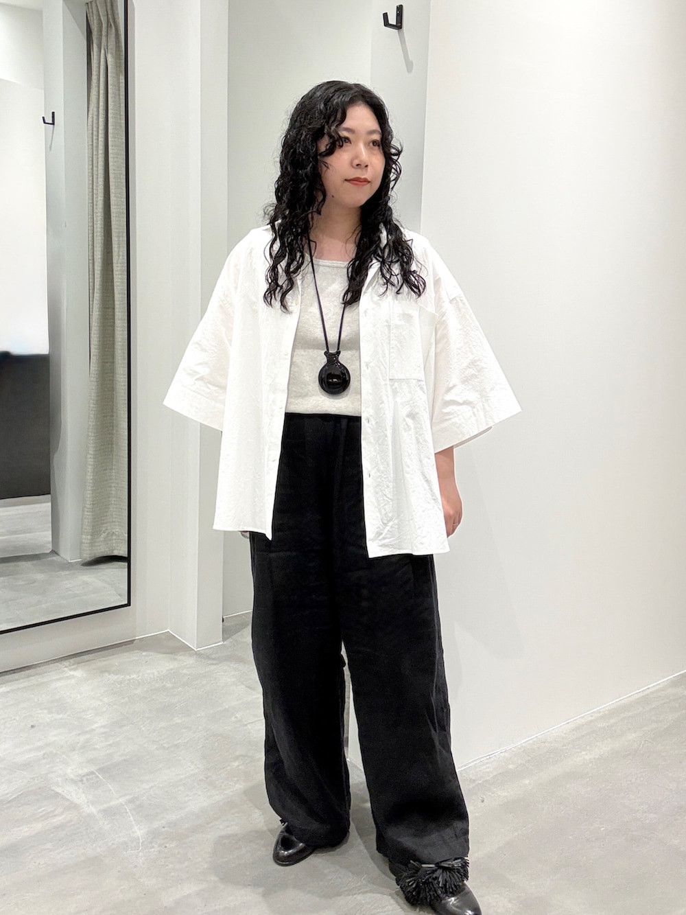 ホワイト系のシャツ/ブラウス、ブラック系のその他パンツ、ベージュ系のタンクトップを着用したレディースの春コーディネートの5枚目の写真