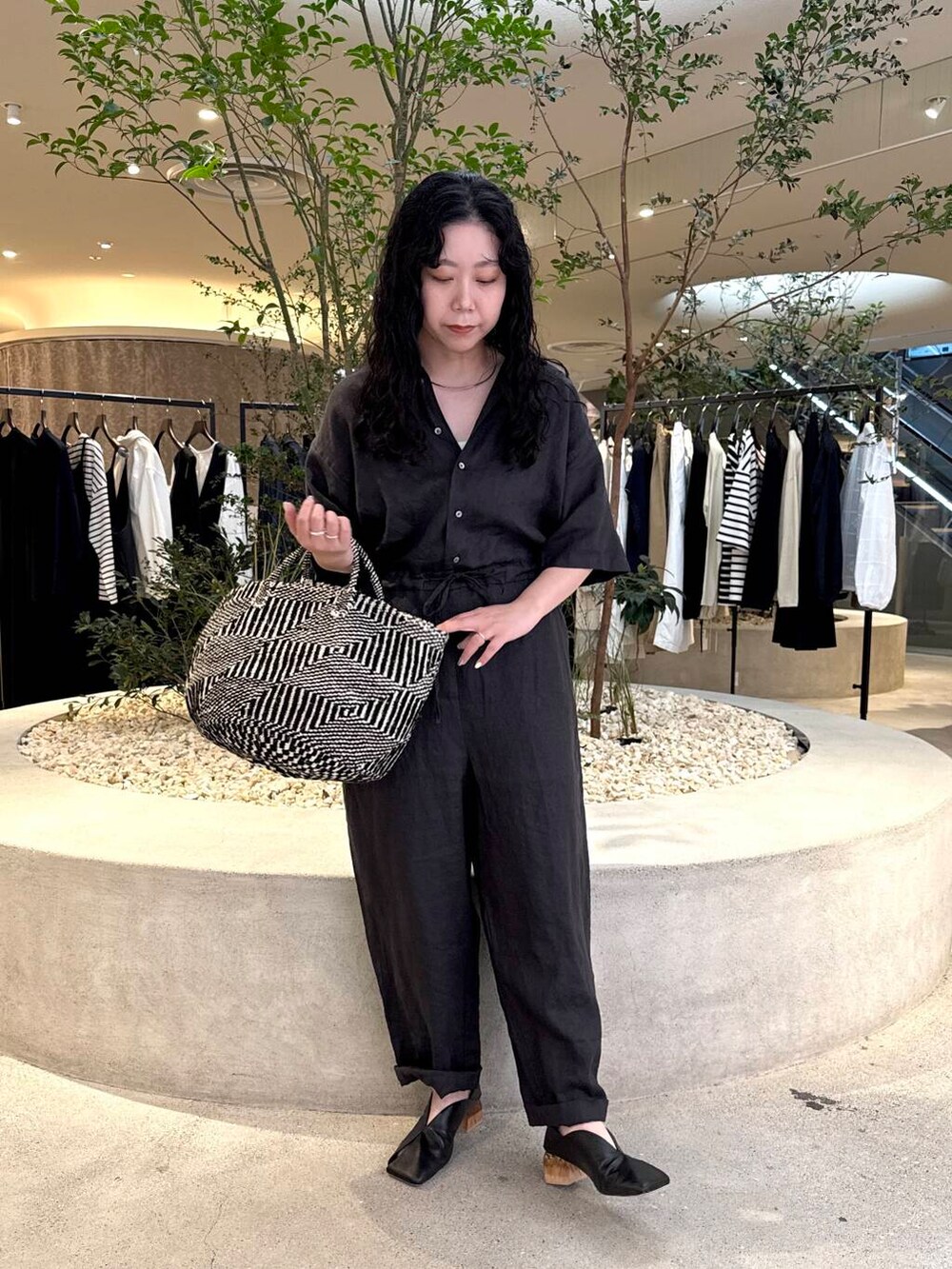 「かぐれ、newarrival、骨格ストレート、イエベ秋、ストレート×イエベ秋、初夏のお出掛けコーデ、ストレート×カジュアル、大人カジュアル、モノトーン、シンプルコーデ、ラクチンコーデ、カジュアルコーデ、リラックススタイル、オールインワン」｜「かぐれのリネンハーフスリーブオールインワン（その他パンツ、グレー系）」を使った、sakaiさん（レディース・160cm）の春コーディネートの4枚目の写真