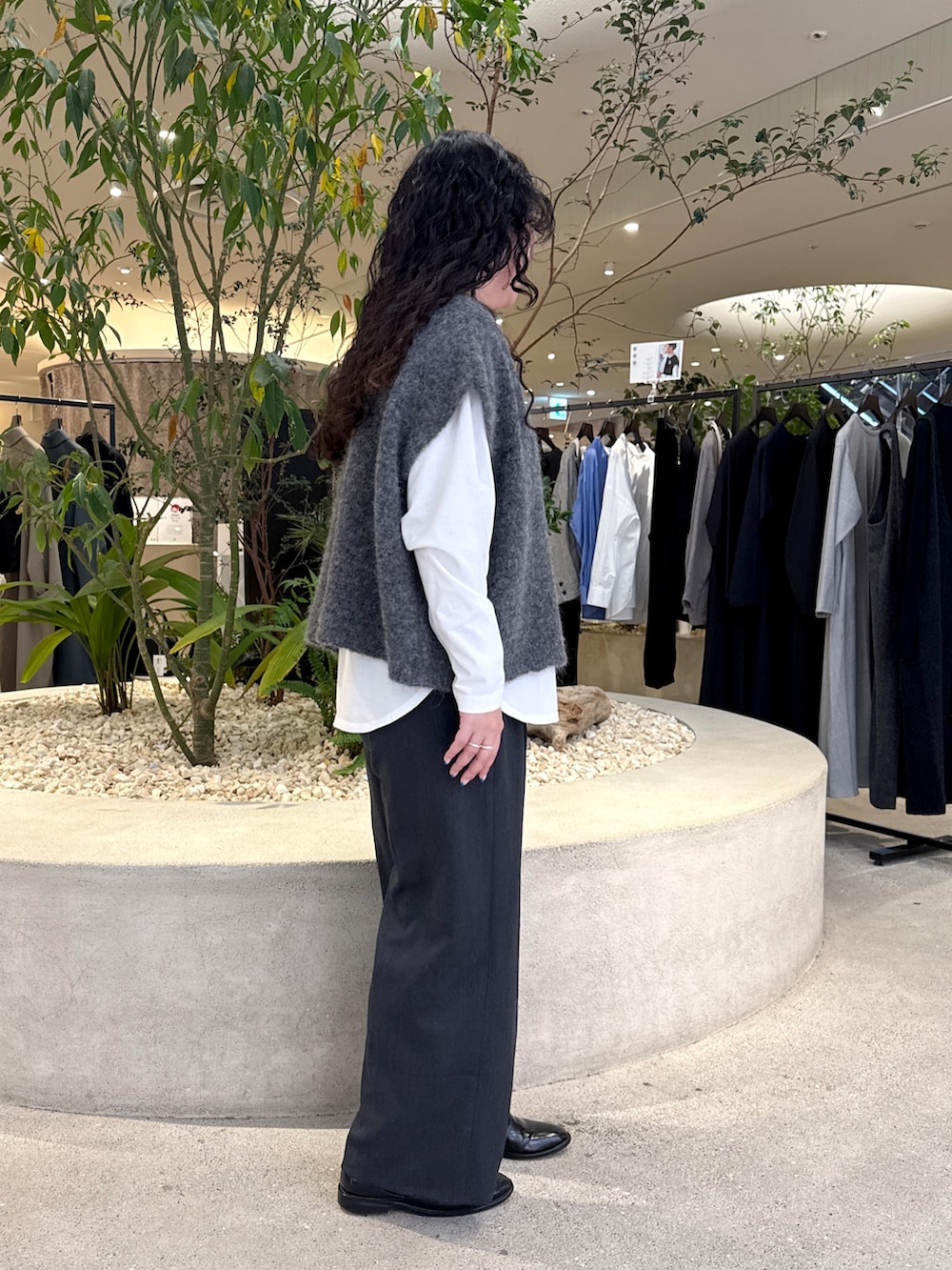 ホワイト系のTシャツ/カットソー、グレー系のその他パンツ、グレー系のベストを着用したレディースの冬コーディネートの2枚目の写真