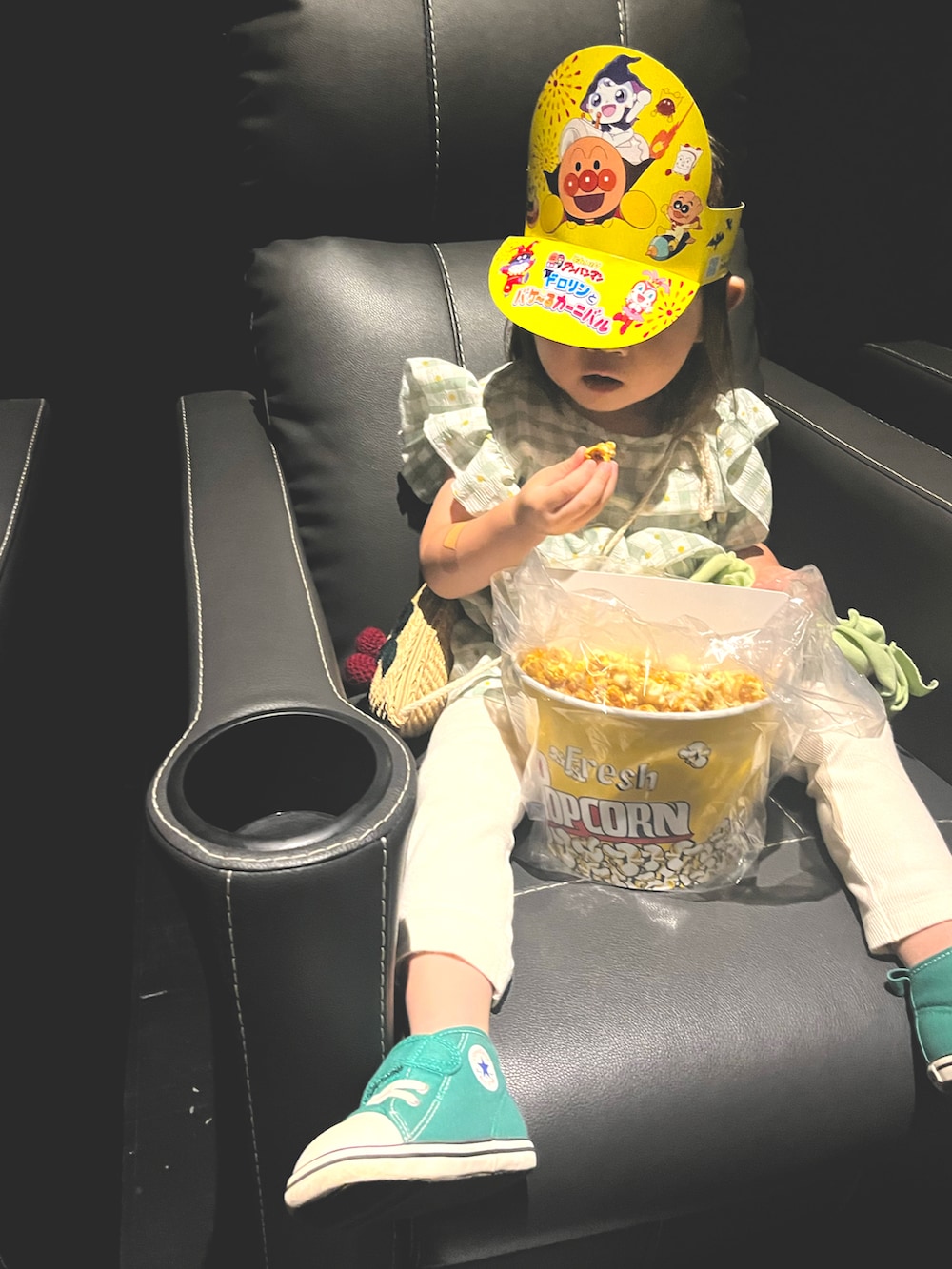 「おでかけ、2歳、おんなのこ、映画館デビュー、映画館、コンバース、summer、プチプラ、真夏のアクティブスタイル」｜「SHEINのアイテム（ワンピース/ドレス、グリーン系）」を使った、pomさん（キッズ・90cm）の夏コーディネートの2枚目の写真