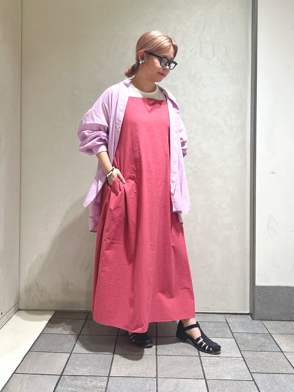 ピンク系のシャツ/ブラウス、ピンク系のワンピースを着用したレディースの春コーディネートの2枚目の写真