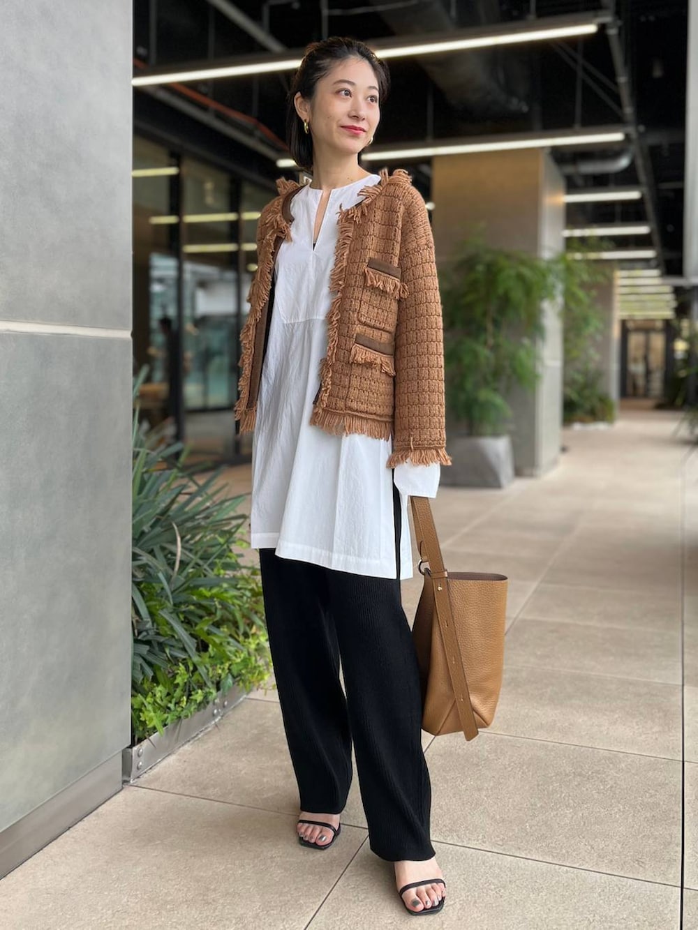 ホワイト系のシャツ/ブラウス、イエロー系のカーディガン/ボレロ、ブラック系のその他パンツを着用したレディースの秋コーディネートの4枚目の写真