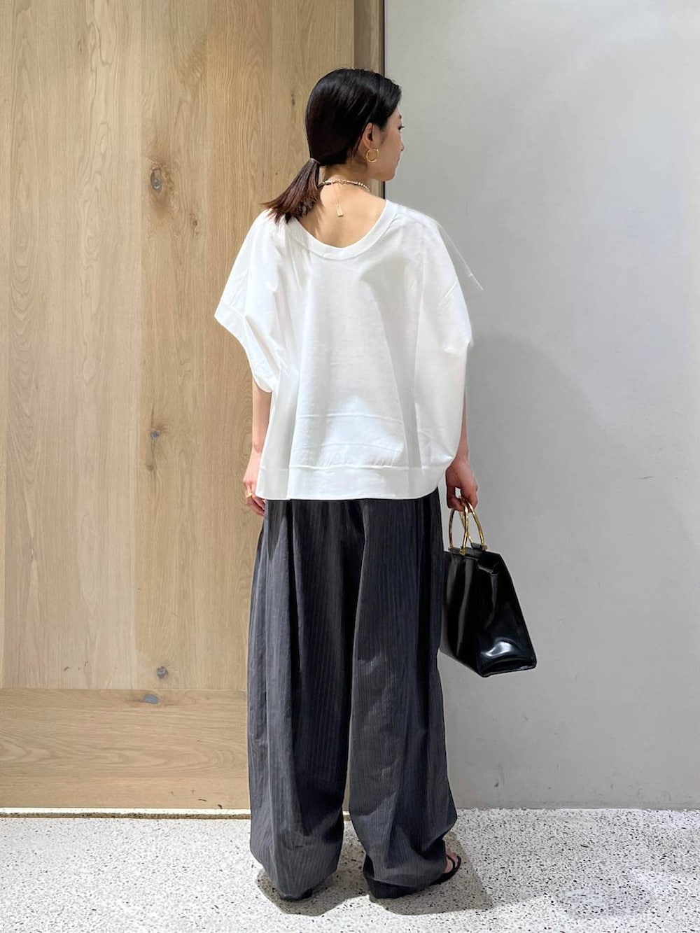 グレー系のその他パンツ、ホワイト系のTシャツ/カットソーを着用したレディースの春コーディネートの4枚目の写真