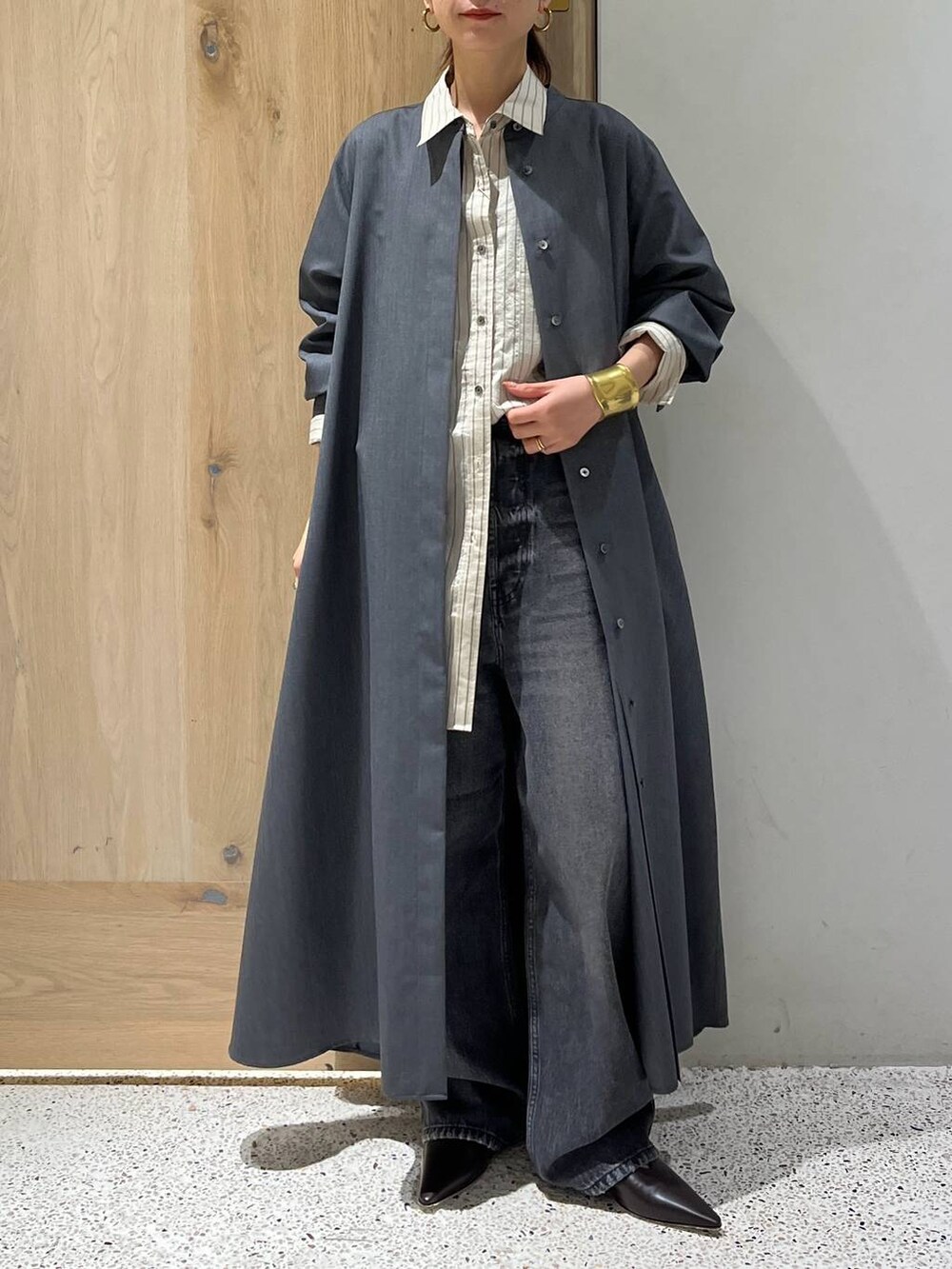 ブラック系のデニムパンツ、グレー系のワンピース、ホワイト系のシャツ/ブラウスを着用したレディースの秋コーディネートの6枚目の写真