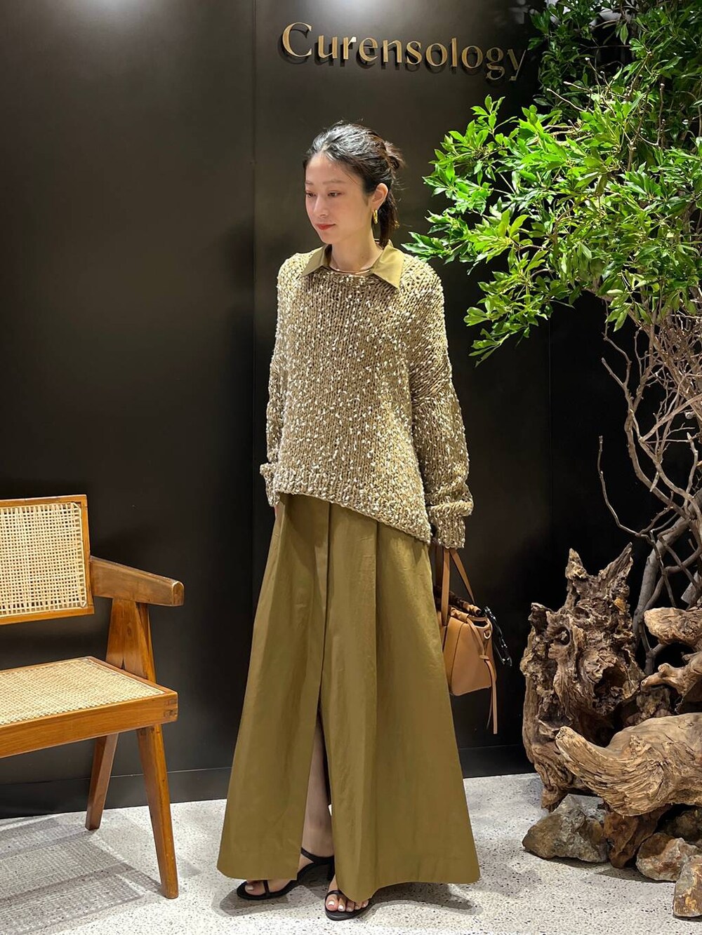 ベージュ系のワンピース、ベージュ系のニット/セーターを着用したレディースの夏コーディネートの8枚目の写真