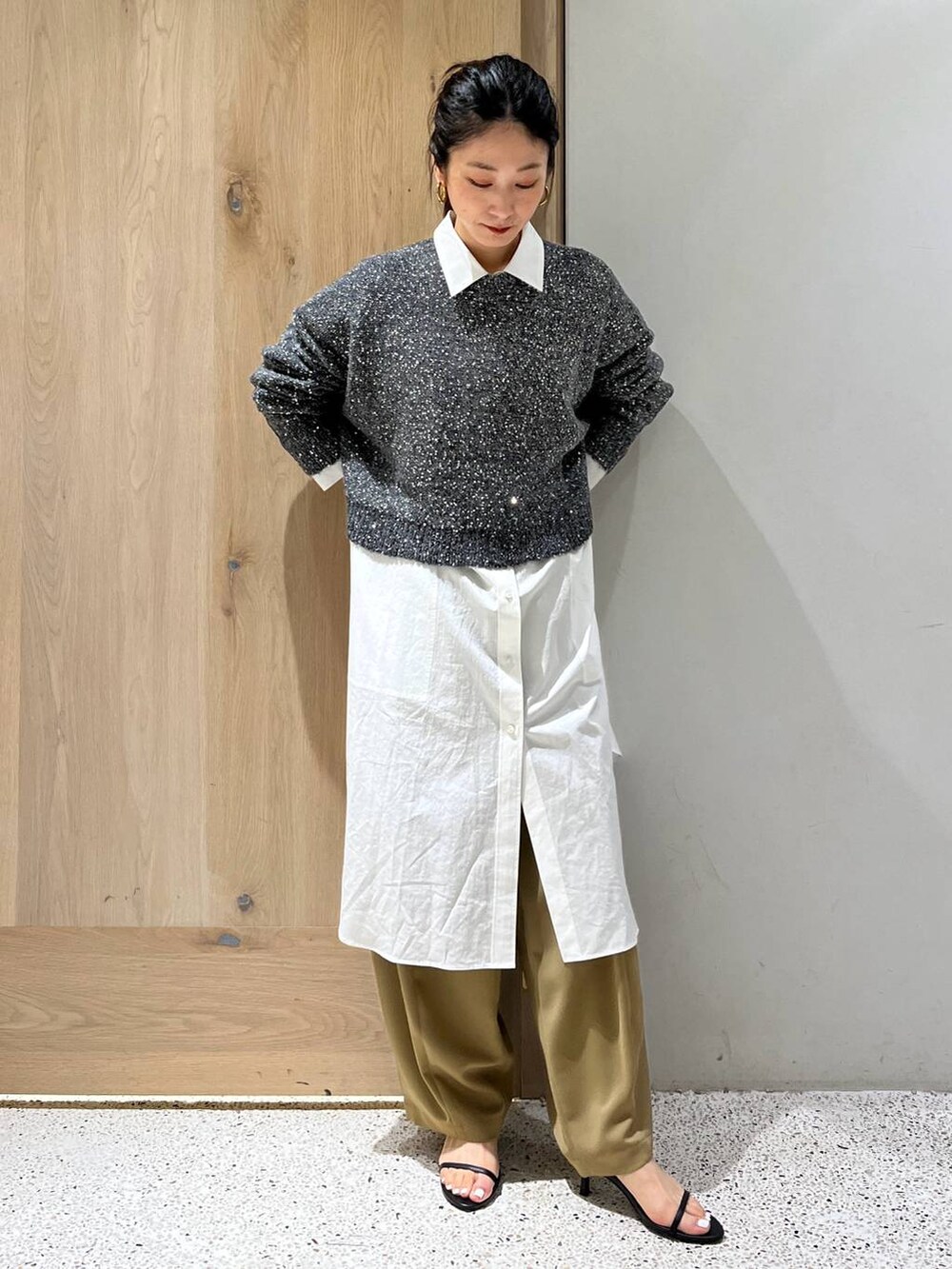 イエロー系のその他パンツ、グレー系のニット/セーター、ホワイト系のシャツ/ブラウスを着用したレディースの夏コーディネートの4枚目の写真