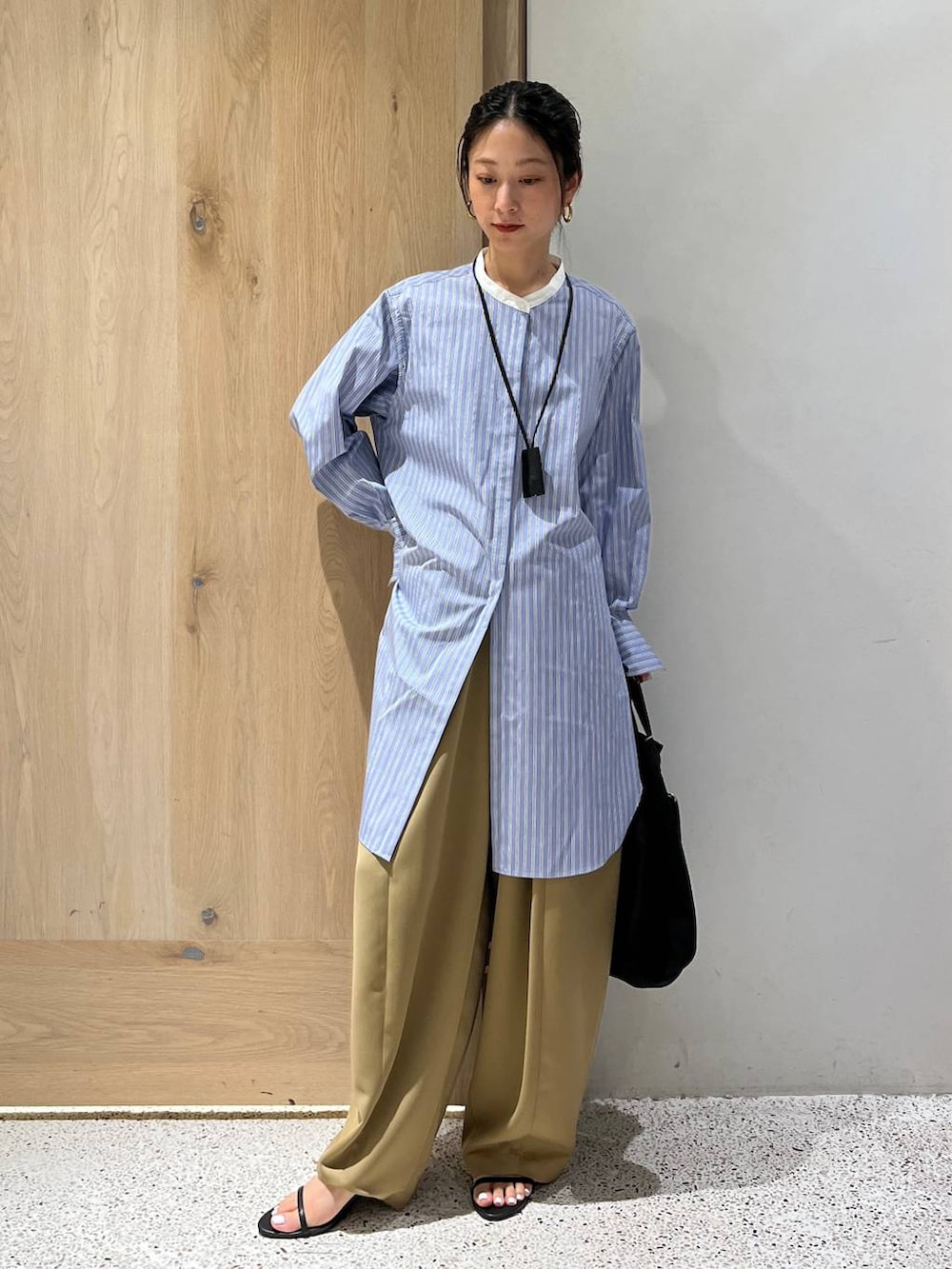 「シャツ、シャツスタイル、ラフ、旅行、秋コーデ、カジュアル、リラックス、ナチュラル、Curensology」｜「CurensologyのCurensology(カレンソロジー)/＜&RC＞ニューヘルメットバッグ（トートバッグ、ブラック系）」を使った、ruiさん（レディース・158cm）の夏コーディネートの2枚目の写真