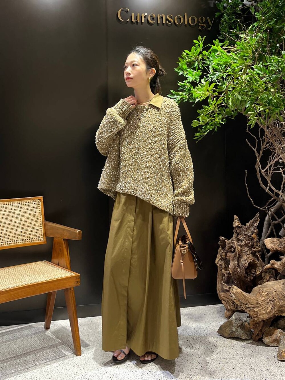 ベージュ系のワンピース、ベージュ系のニット/セーターを着用したレディースの夏コーディネートの2枚目の写真