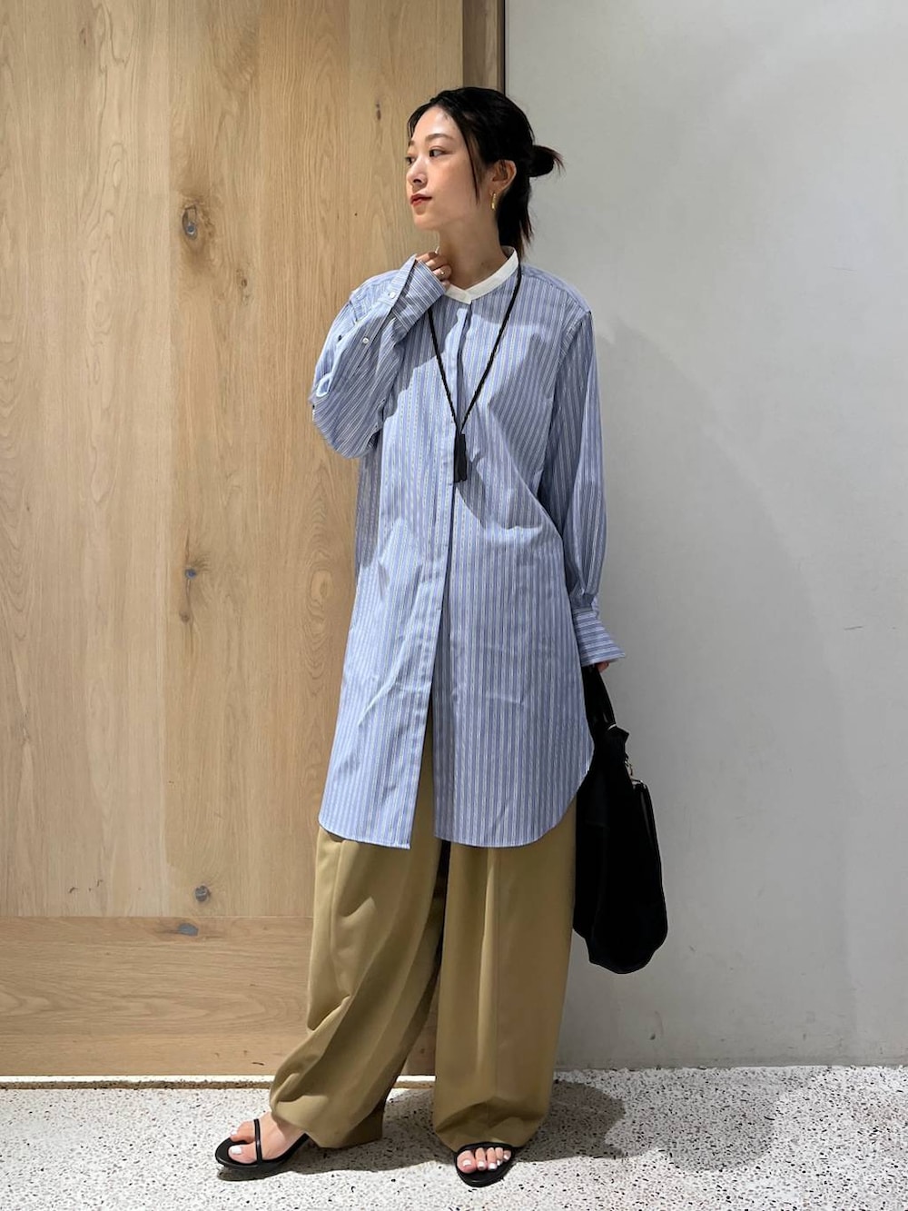 「シャツ、シャツスタイル、ラフ、旅行、秋コーデ、カジュアル、リラックス、ナチュラル、Curensology」｜「CurensologyのCurensology(カレンソロジー)/＜&RC＞ニューヘルメットバッグ（トートバッグ、ブラック系）」を使った、ruiさん（レディース・158cm）の夏コーディネートの3枚目の写真