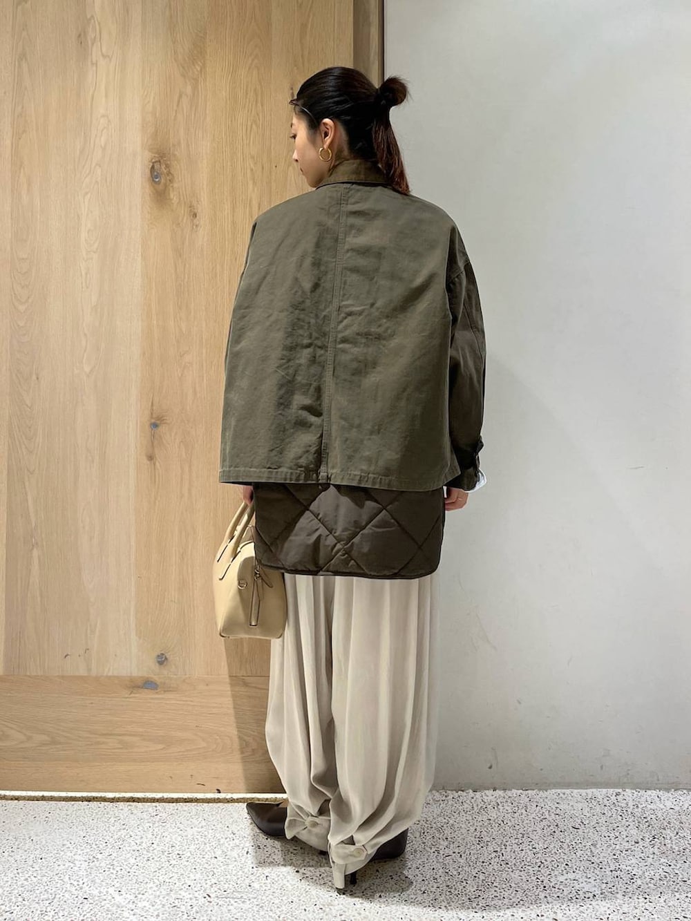 ホワイト系のシャツ/ブラウス、グリーン系のブルゾン、ホワイト系のその他パンツを着用したレディースの秋コーディネートの4枚目の写真