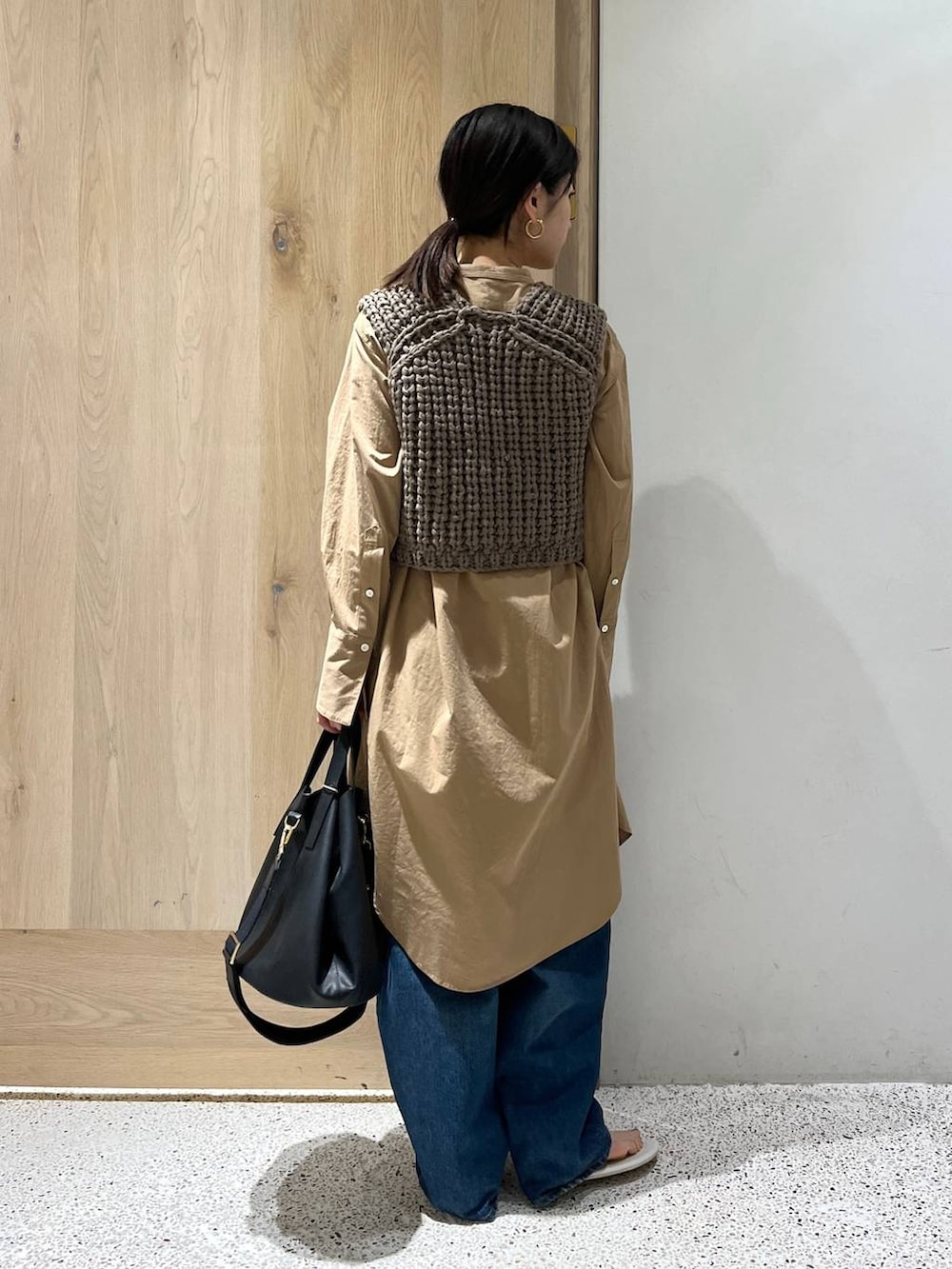 ブルー系のデニムパンツ、ベージュ系のベスト、ベージュ系のシャツ/ブラウスを着用したレディースの春コーディネートの4枚目の写真