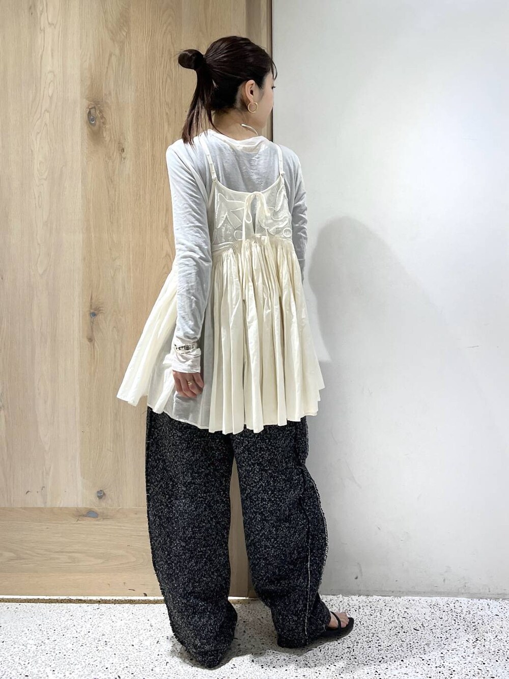 ホワイト系のTシャツ/カットソー、ホワイト系のキャミソール、ブラック系のその他パンツを着用したレディースの冬コーディネートの6枚目の写真