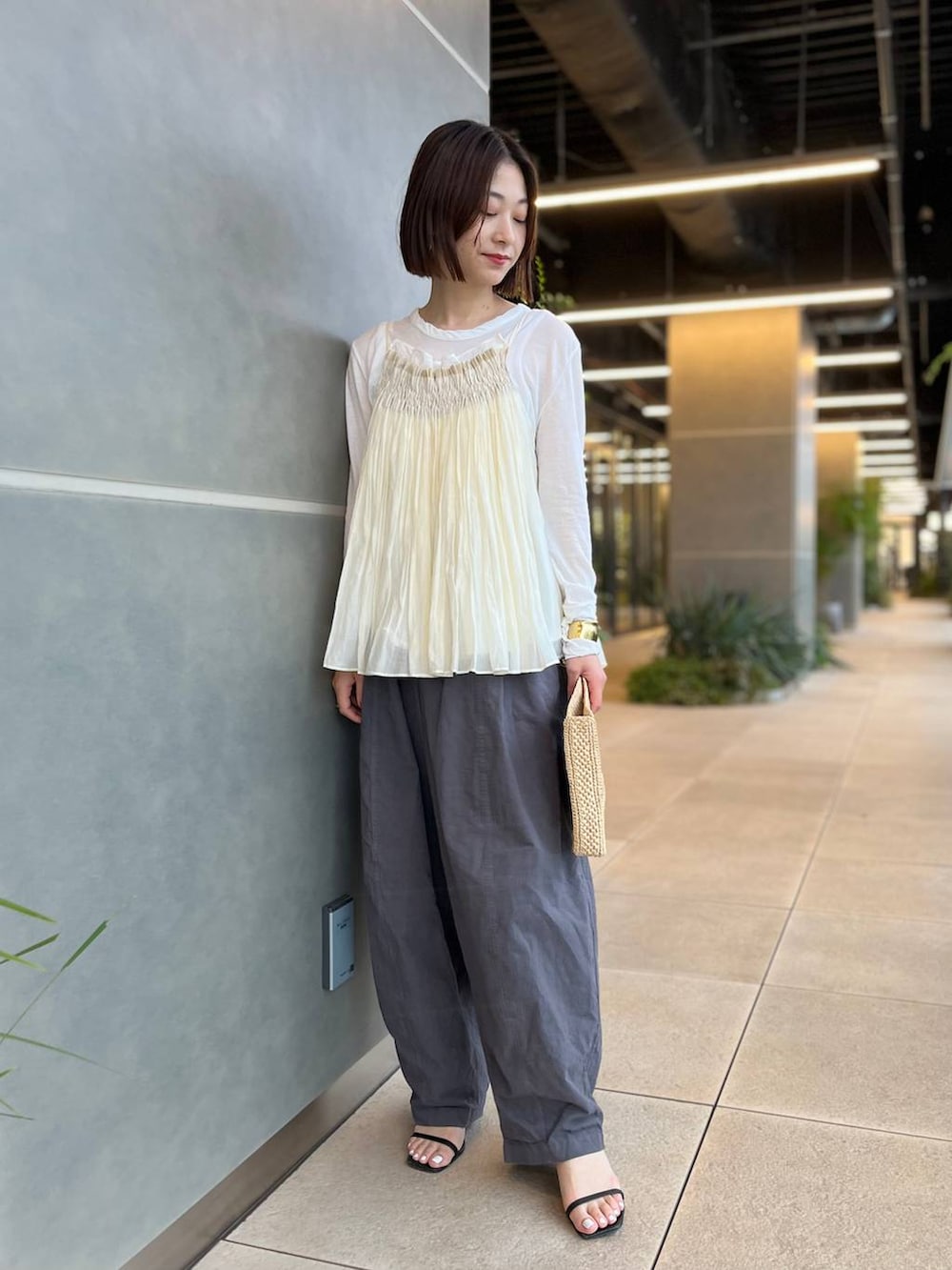 ホワイト系のキャミソール、ホワイト系のTシャツ/カットソー、グレー系のその他パンツを着用したレディースの夏コーディネートの2枚目の写真