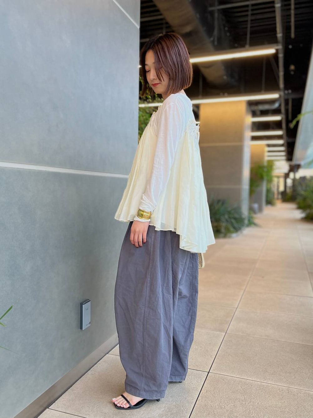 ホワイト系のキャミソール、ホワイト系のTシャツ/カットソー、グレー系のその他パンツを着用したレディースの夏コーディネートの4枚目の写真