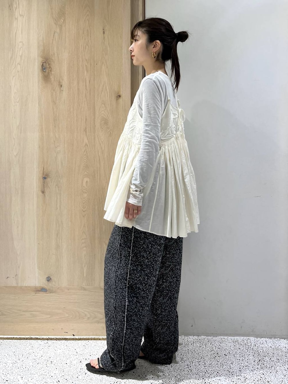 ホワイト系のTシャツ/カットソー、ホワイト系のキャミソール、ブラック系のその他パンツを着用したレディースの冬コーディネートの4枚目の写真