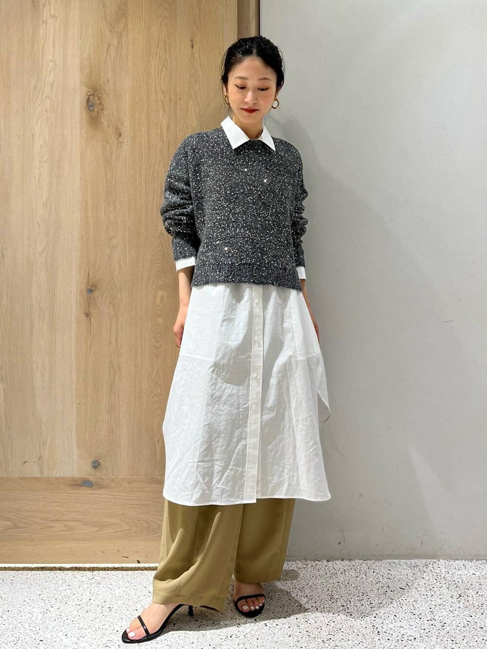 イエロー系のその他パンツ、グレー系のニット/セーター、ホワイト系のシャツ/ブラウスを着用したレディースの夏コーディネートの9枚目の写真