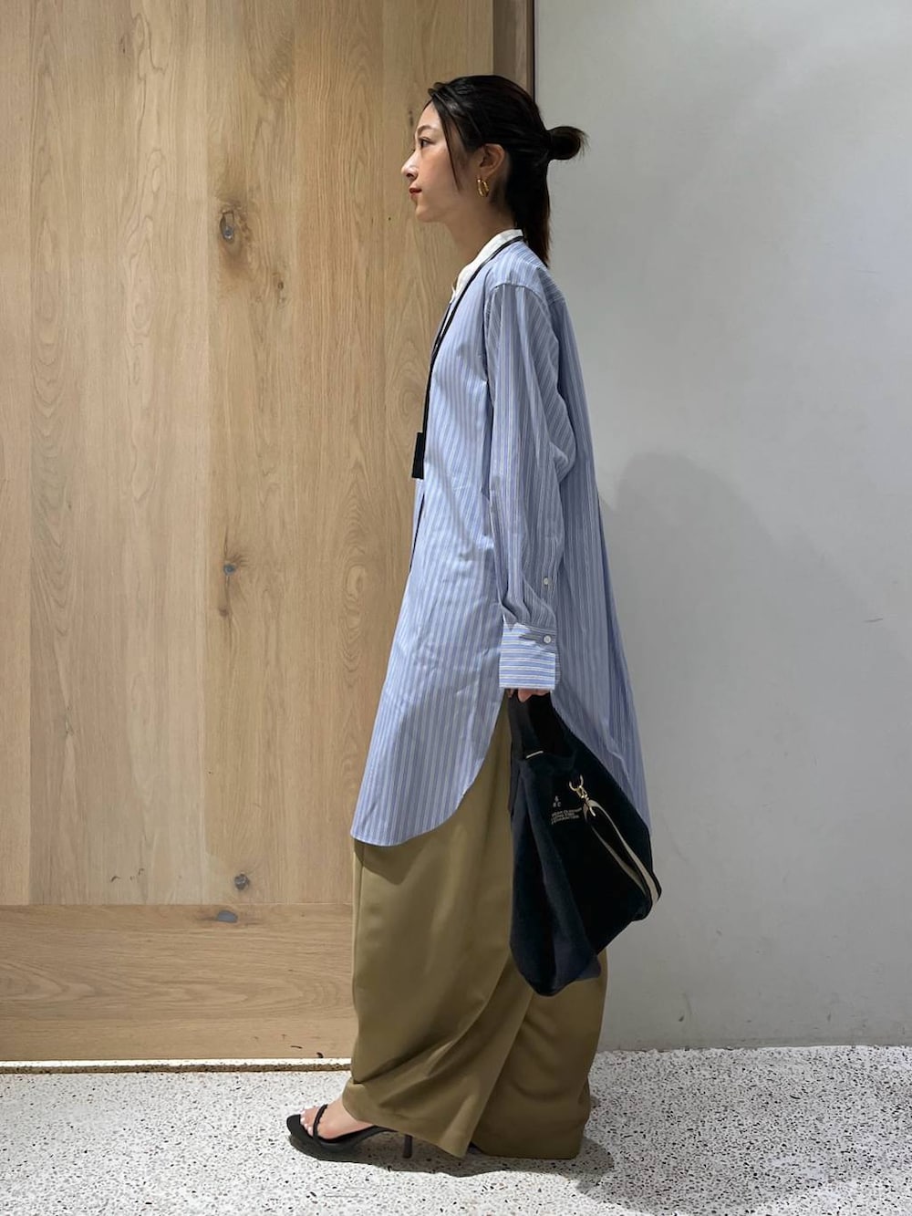 「シャツ、シャツスタイル、ラフ、旅行、秋コーデ、カジュアル、リラックス、ナチュラル、Curensology」｜「CurensologyのCurensology(カレンソロジー)/＜&RC＞ニューヘルメットバッグ（トートバッグ、ブラック系）」を使った、ruiさん（レディース・158cm）の夏コーディネートの6枚目の写真