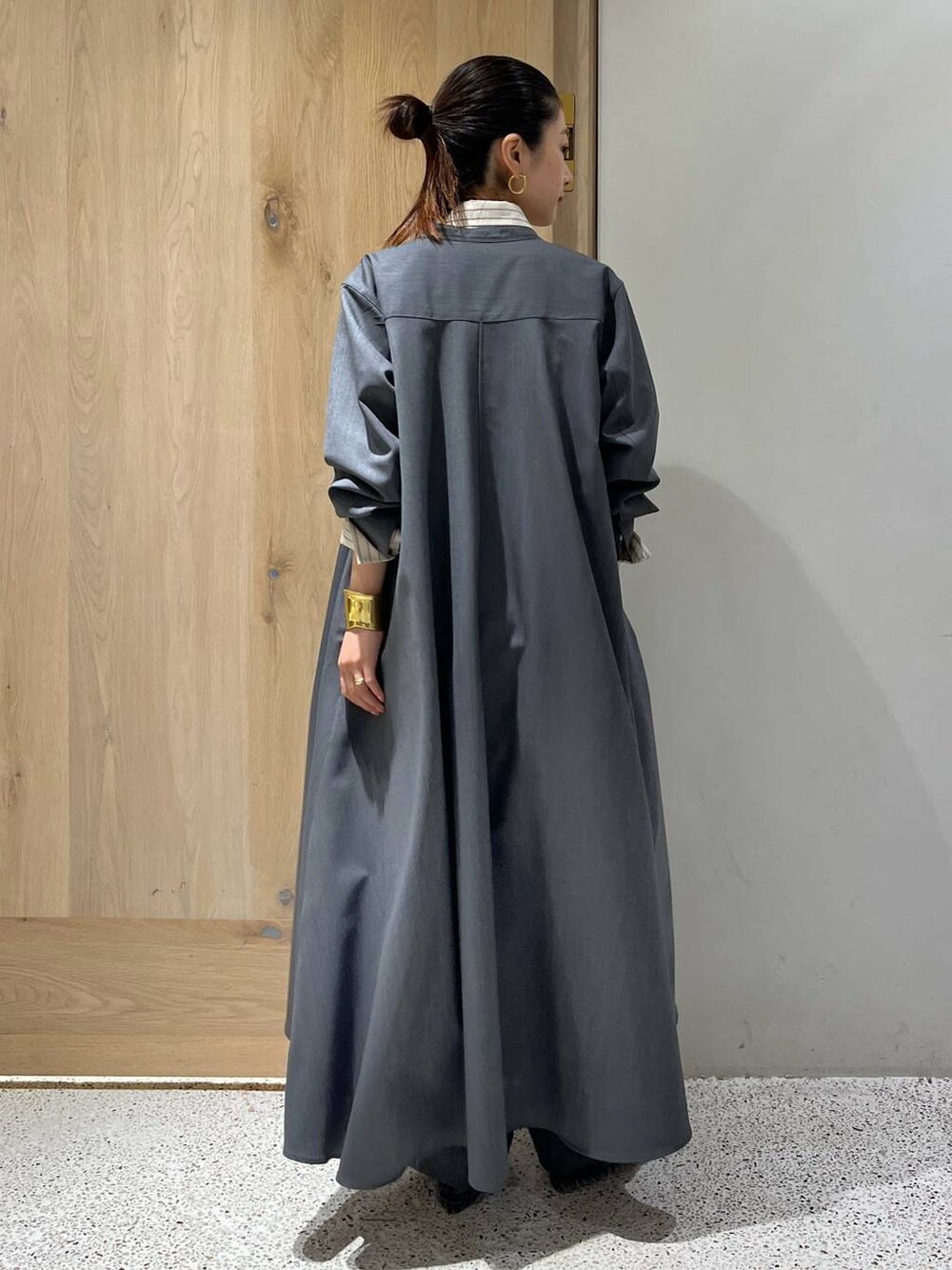 ブラック系のデニムパンツ、グレー系のワンピース、ホワイト系のシャツ/ブラウスを着用したレディースの秋コーディネートの5枚目の写真