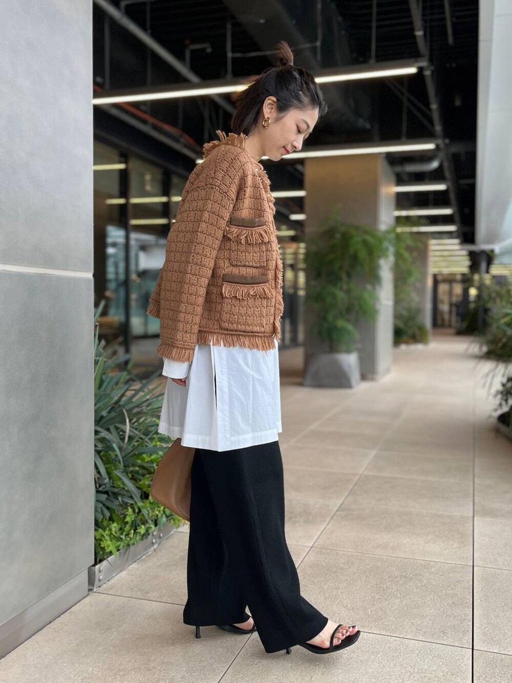 ホワイト系のシャツ/ブラウス、イエロー系のカーディガン/ボレロ、ブラック系のその他パンツを着用したレディースの秋コーディネートの7枚目の写真