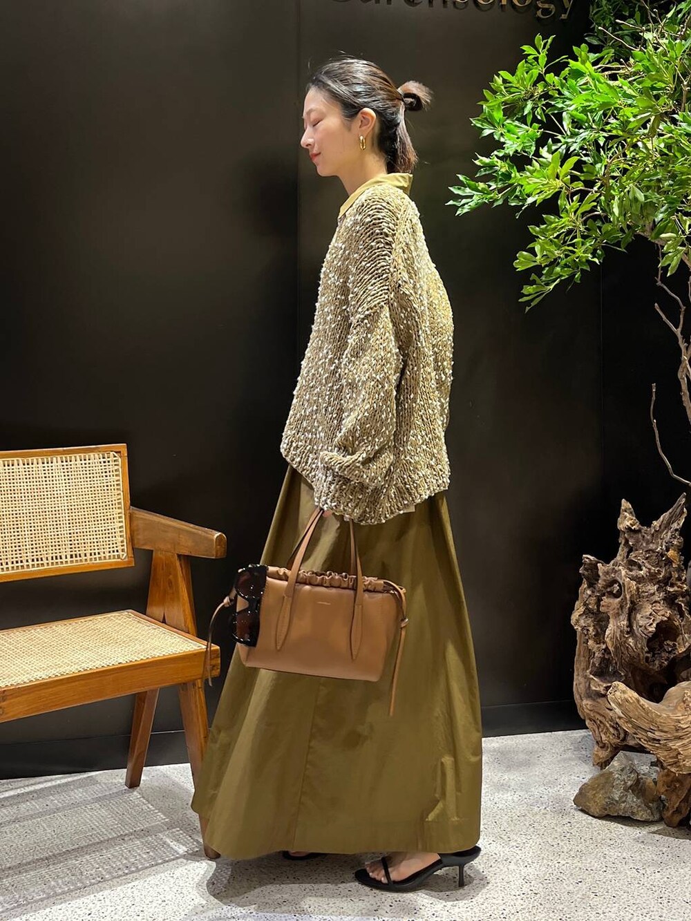 ベージュ系のワンピース、ベージュ系のニット/セーターを着用したレディースの夏コーディネートの6枚目の写真