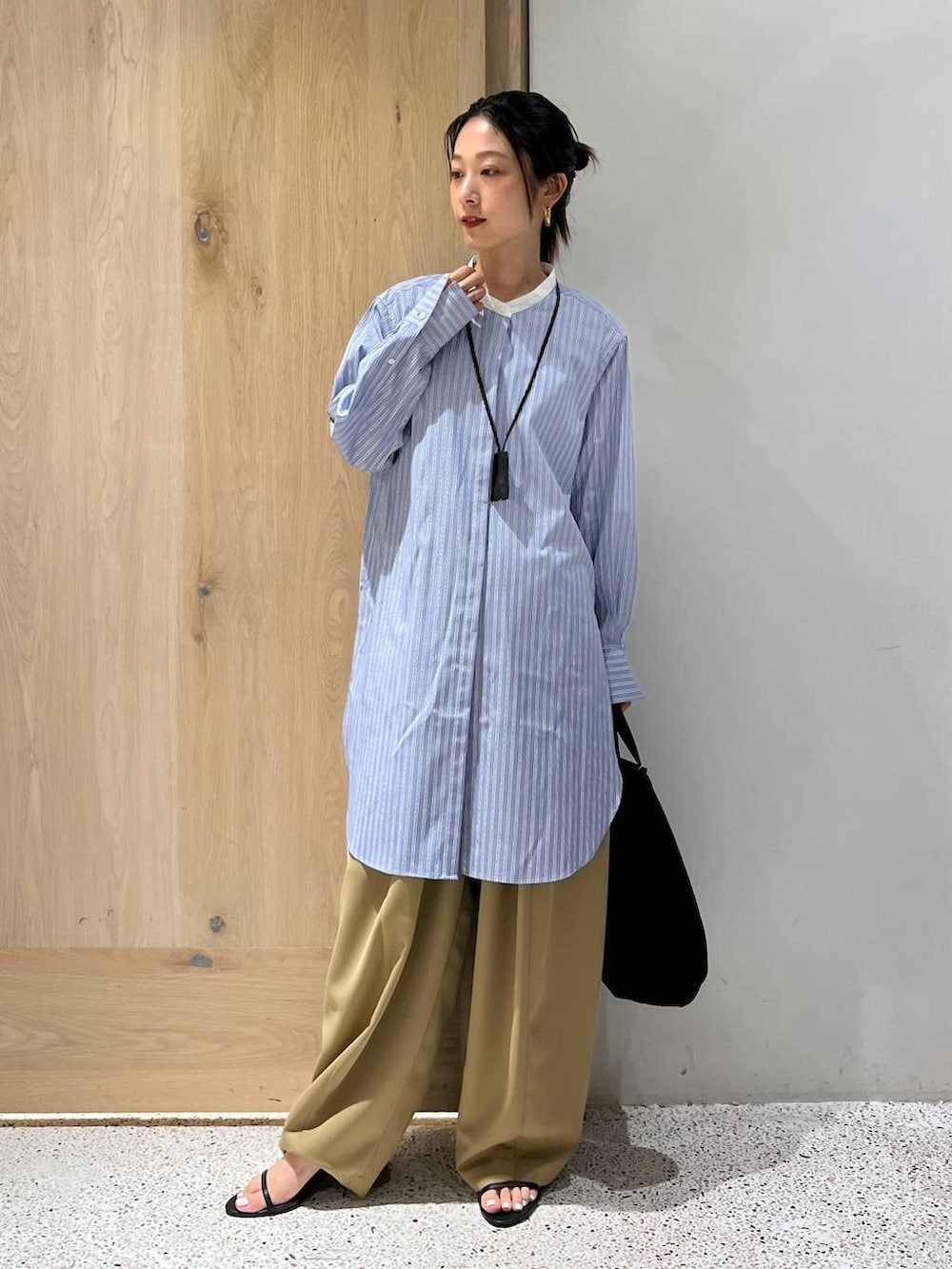 「シャツ、シャツスタイル、ラフ、旅行、秋コーデ、カジュアル、リラックス、ナチュラル、Curensology」｜「CurensologyのCurensology(カレンソロジー)/＜&RC＞ニューヘルメットバッグ（トートバッグ、ブラック系）」を使った、ruiさん（レディース・158cm）の夏コーディネートの8枚目の写真