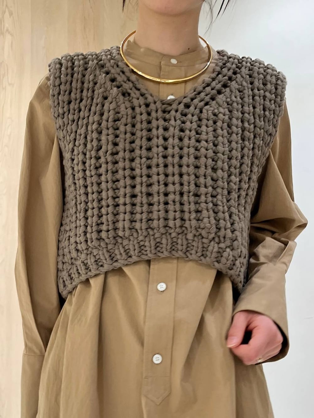 ブルー系のデニムパンツ、ベージュ系のベスト、ベージュ系のシャツ/ブラウスを着用したレディースの春コーディネートの5枚目の写真