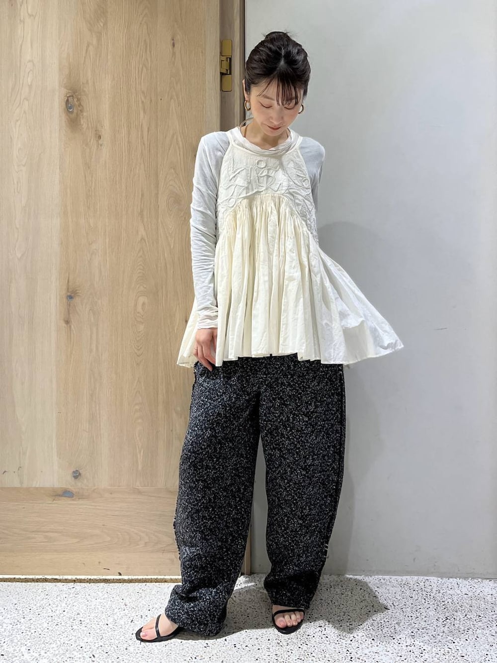 ホワイト系のTシャツ/カットソー、ホワイト系のキャミソール、ブラック系のその他パンツを着用したレディースの冬コーディネートの2枚目の写真