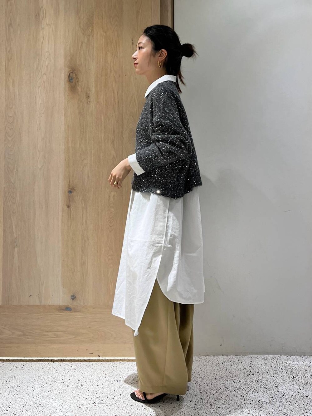 イエロー系のその他パンツ、グレー系のニット/セーター、ホワイト系のシャツ/ブラウスを着用したレディースの夏コーディネートの7枚目の写真