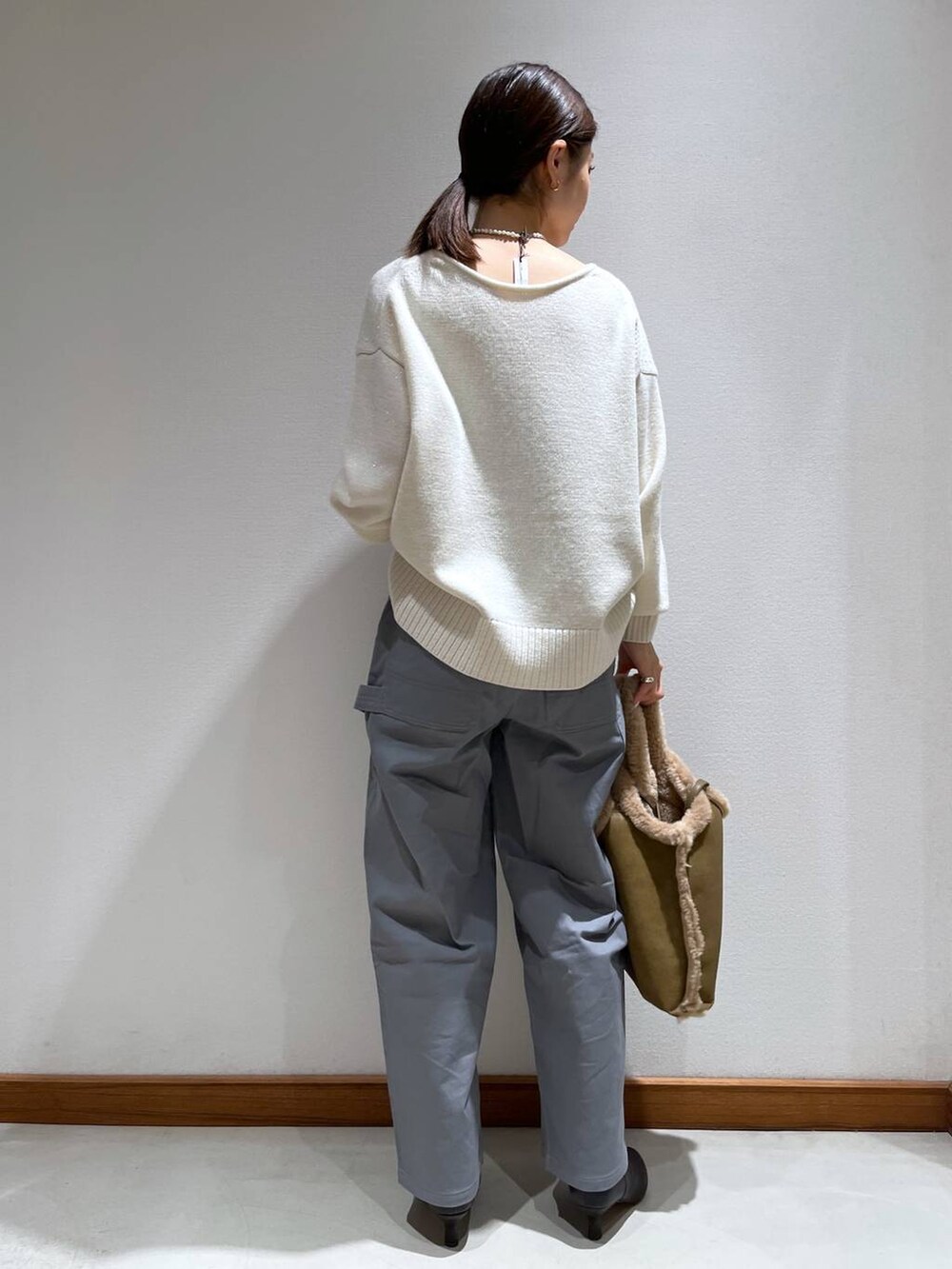 ブラック系のブーツ、グレー系のその他パンツ、ブラウン系のニット/セーターを着用したレディースの冬コーディネートの4枚目の写真